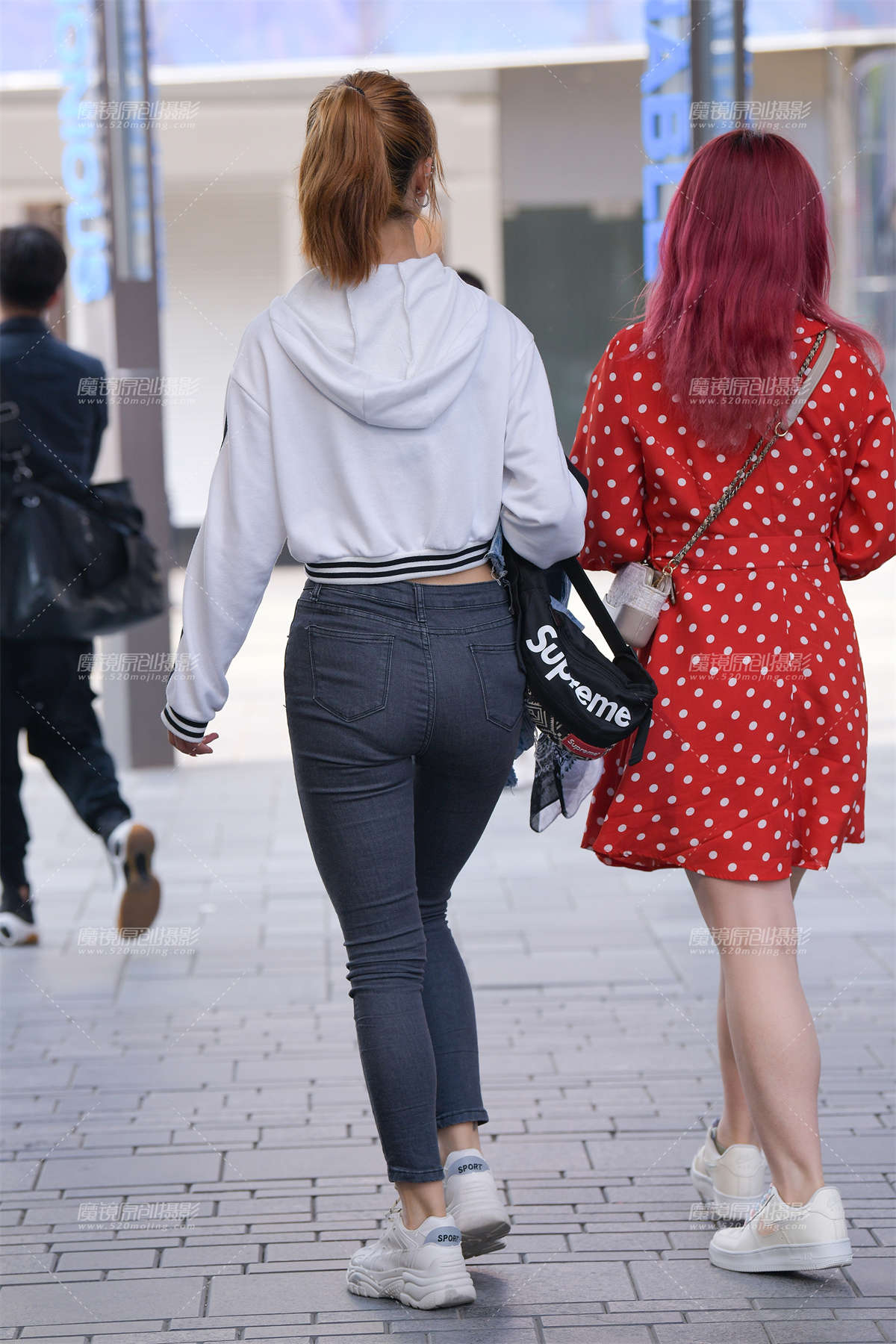 图片[2]-【街拍之魂赛帖】灰色宽臀紧牛小姐姐-日更街拍