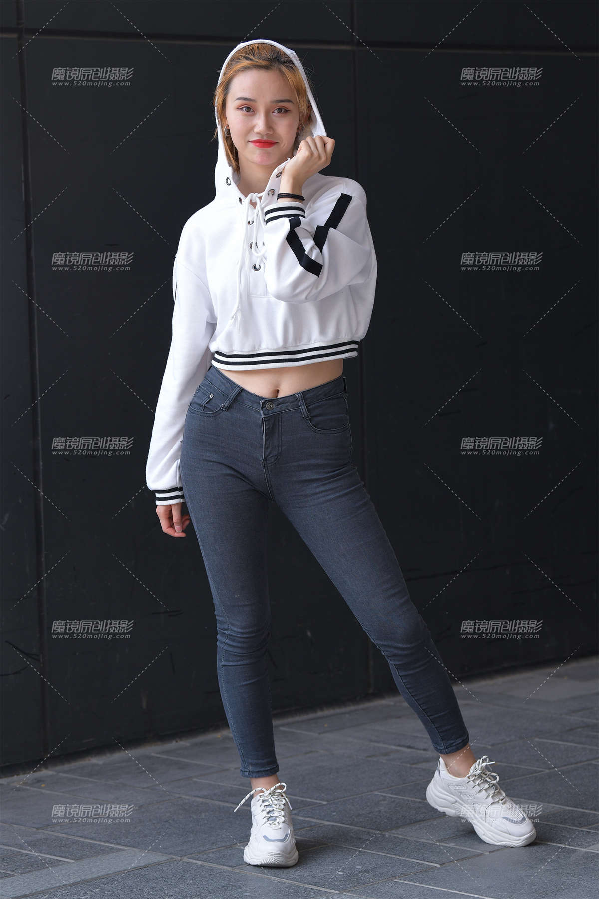 【街拍之魂赛帖】灰色宽臀紧牛小姐姐-日更街拍