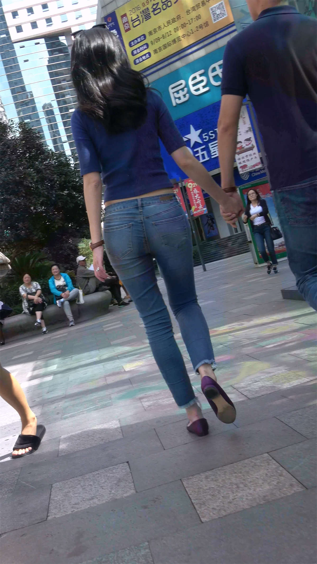 性感身材紧身牛仔高跟美女-日更街拍