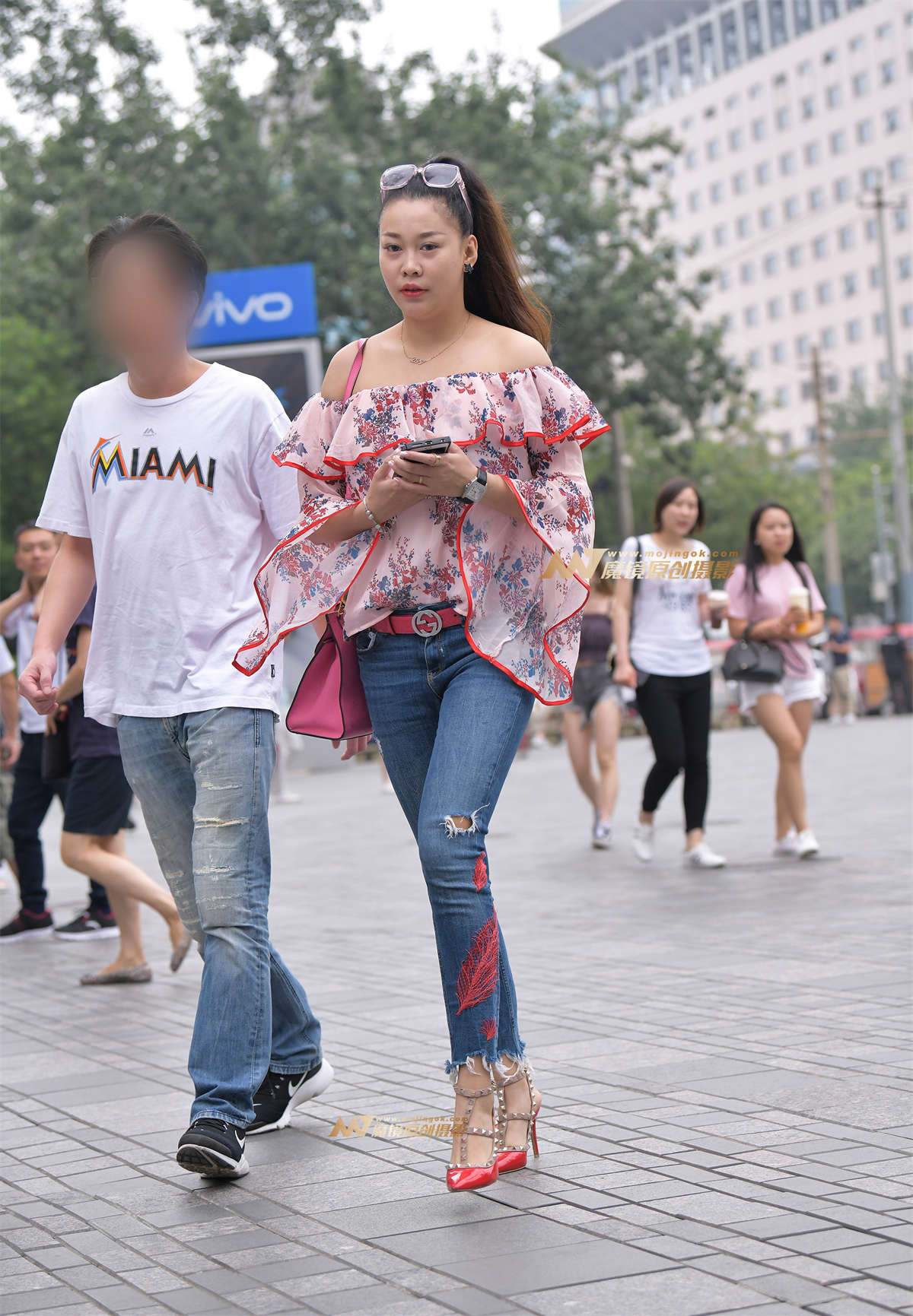 【街拍之魂赛帖】醒目的红色高跟牛仔少妇-日更街拍