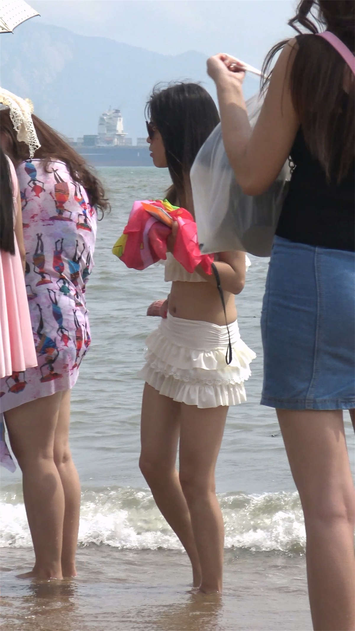 海边牛仔短裙美女-日更街拍