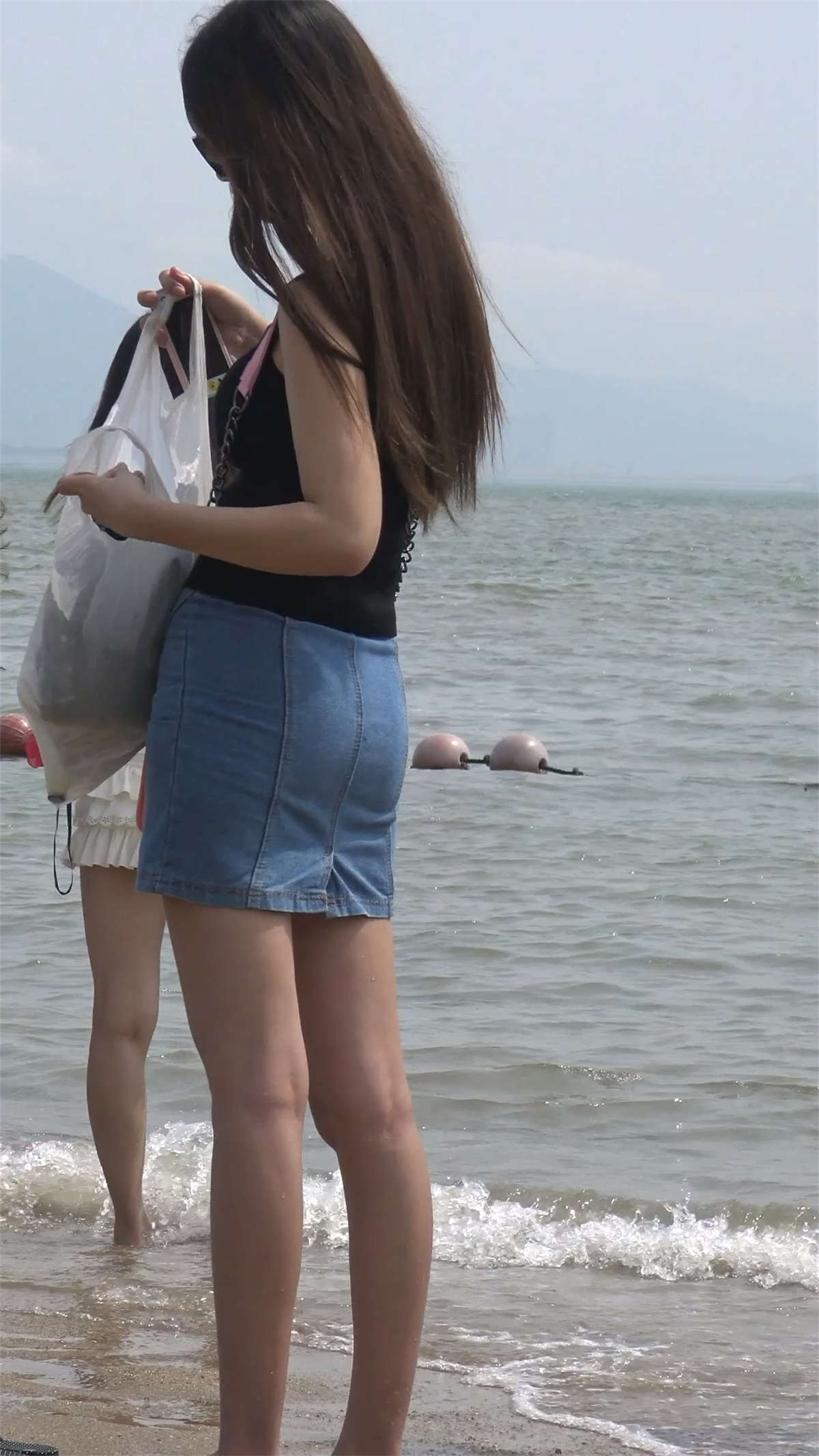 图片[2]-海边牛仔短裙美女-日更街拍