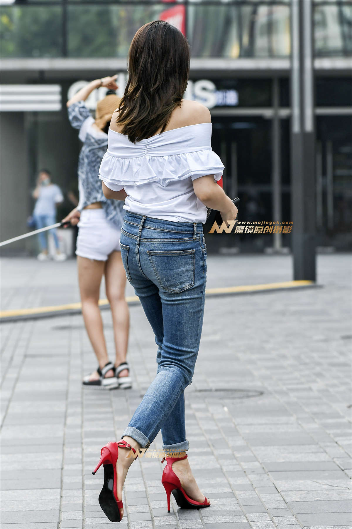 图片[2]-裸肩包臀性感美女-日更街拍