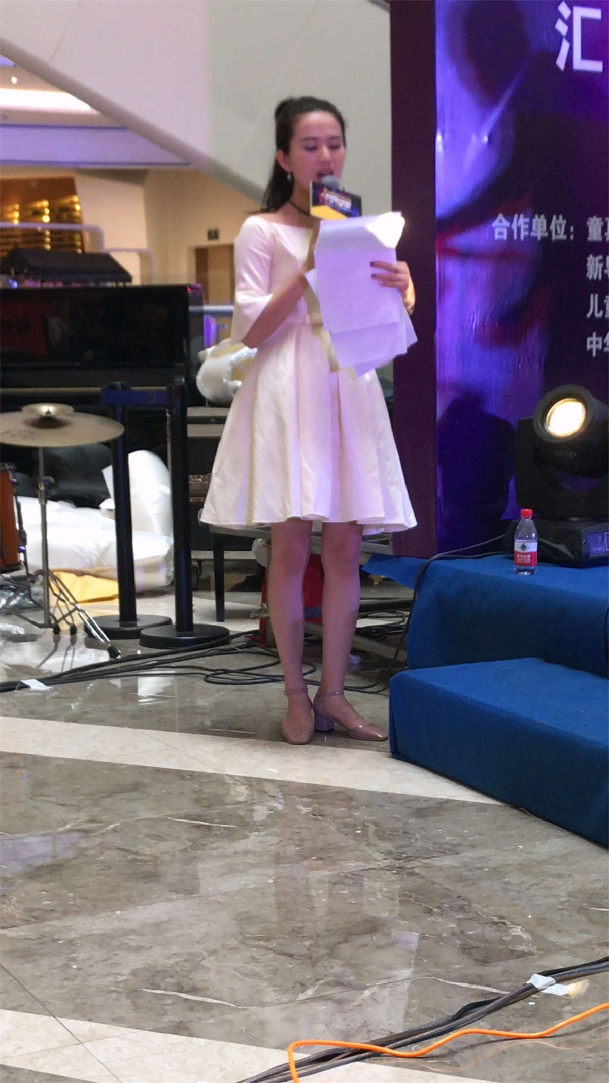 图片[2]-商场活动的白色连衣裙性感美女主持2-日更街拍