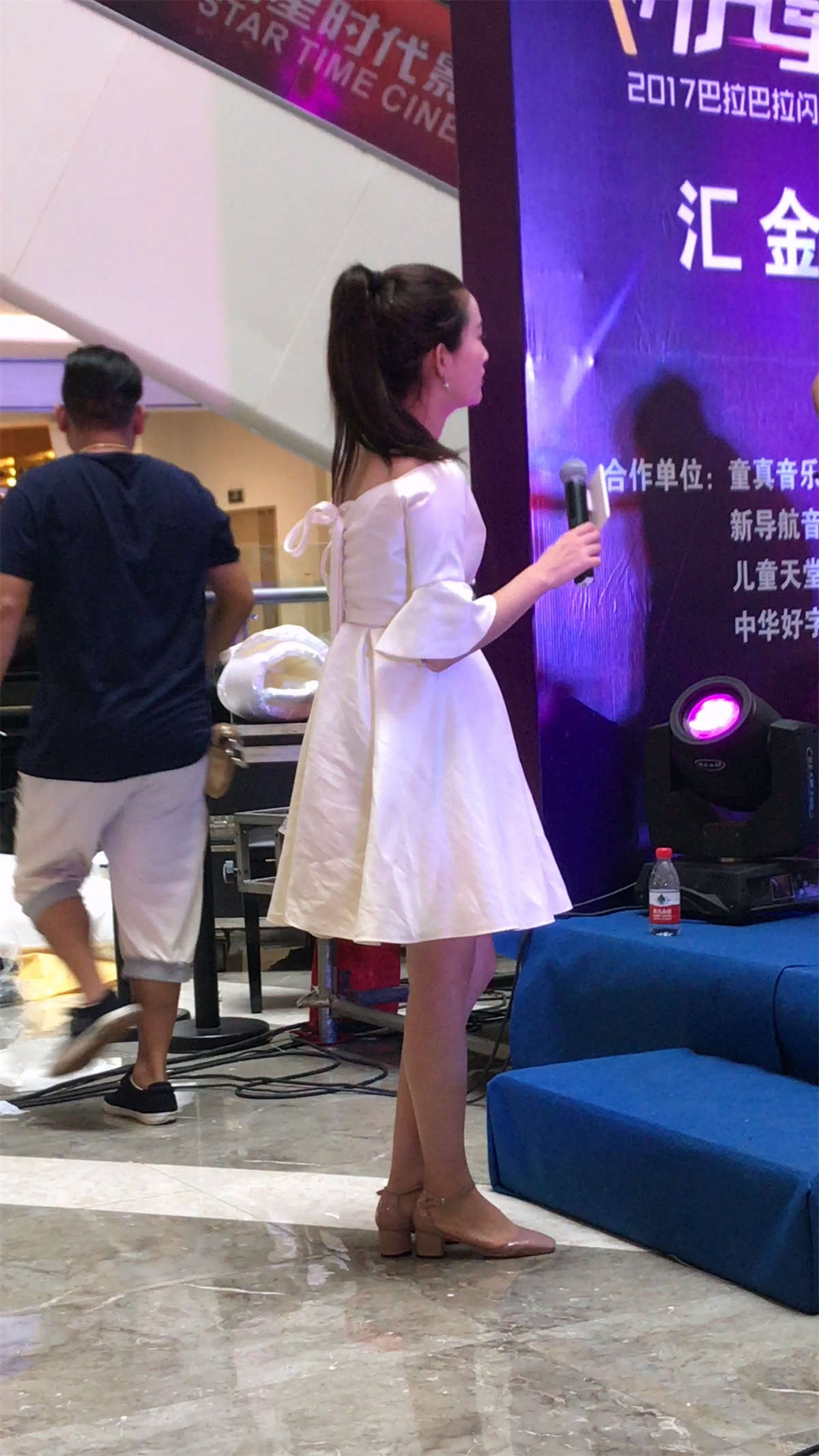 商场活动的白色连衣裙性感美女主持2-日更街拍