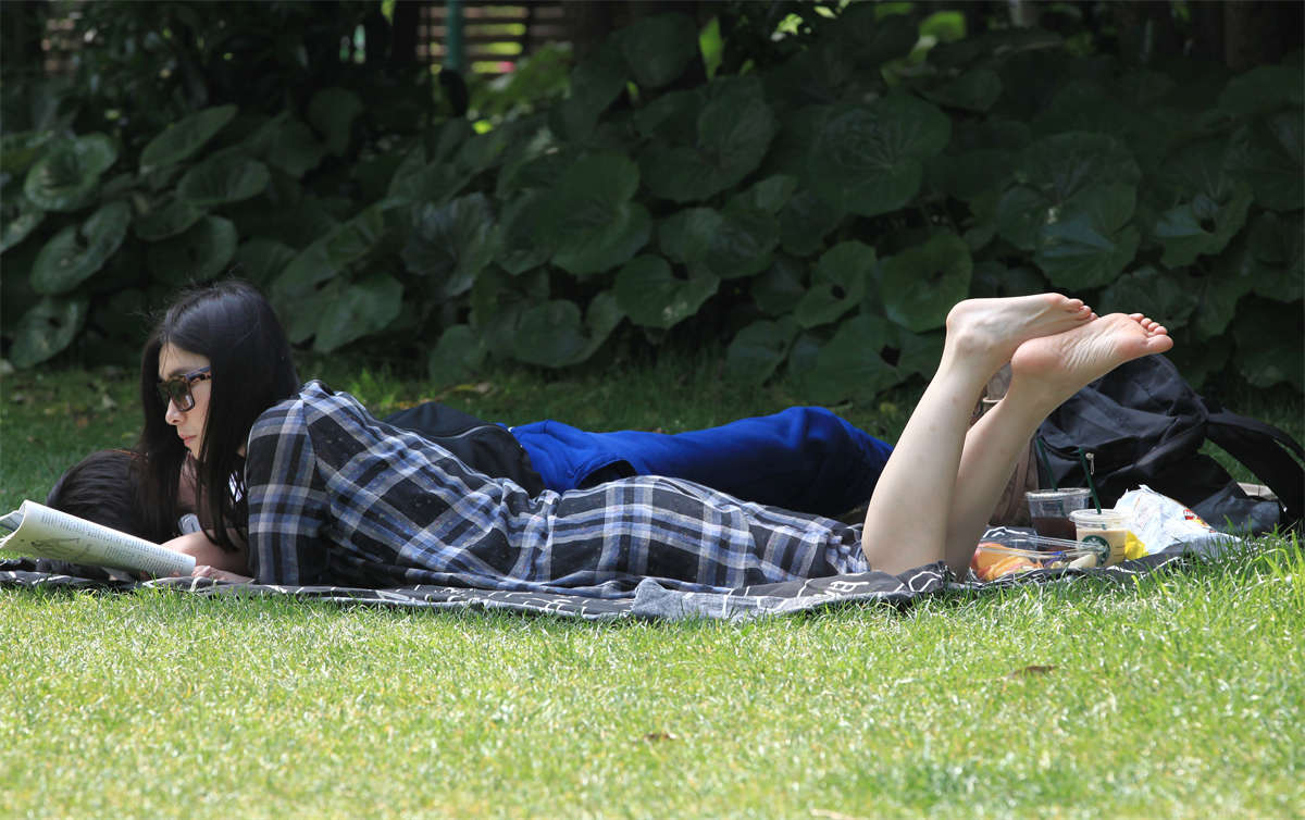 图片[2]-踏青公园街拍系列No.1339 僻静处的墨镜女孩，一双雪白的脚亮的耀眼 第3套-日更街拍