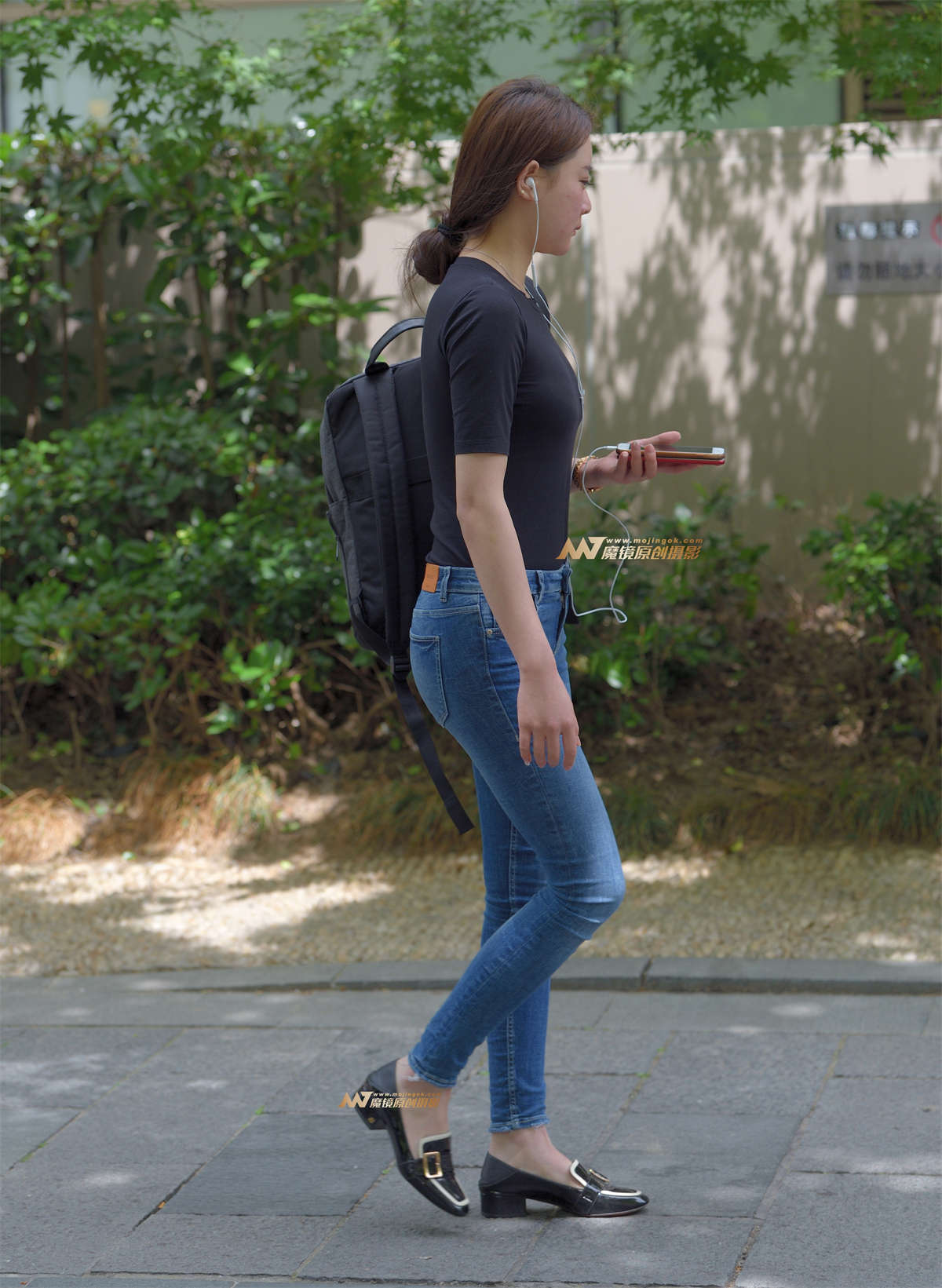 图片[2]-你认真的看手机，我认真地围着你拍照-日更街拍