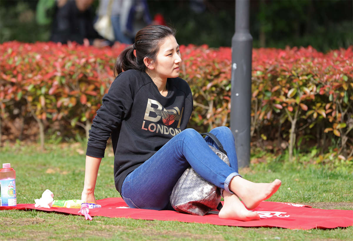 图片[2]-踏青公园街拍系列No.1146 高颜值再配上抽了丝的超薄肉丝足底，足可以让人想入非非-日更街拍