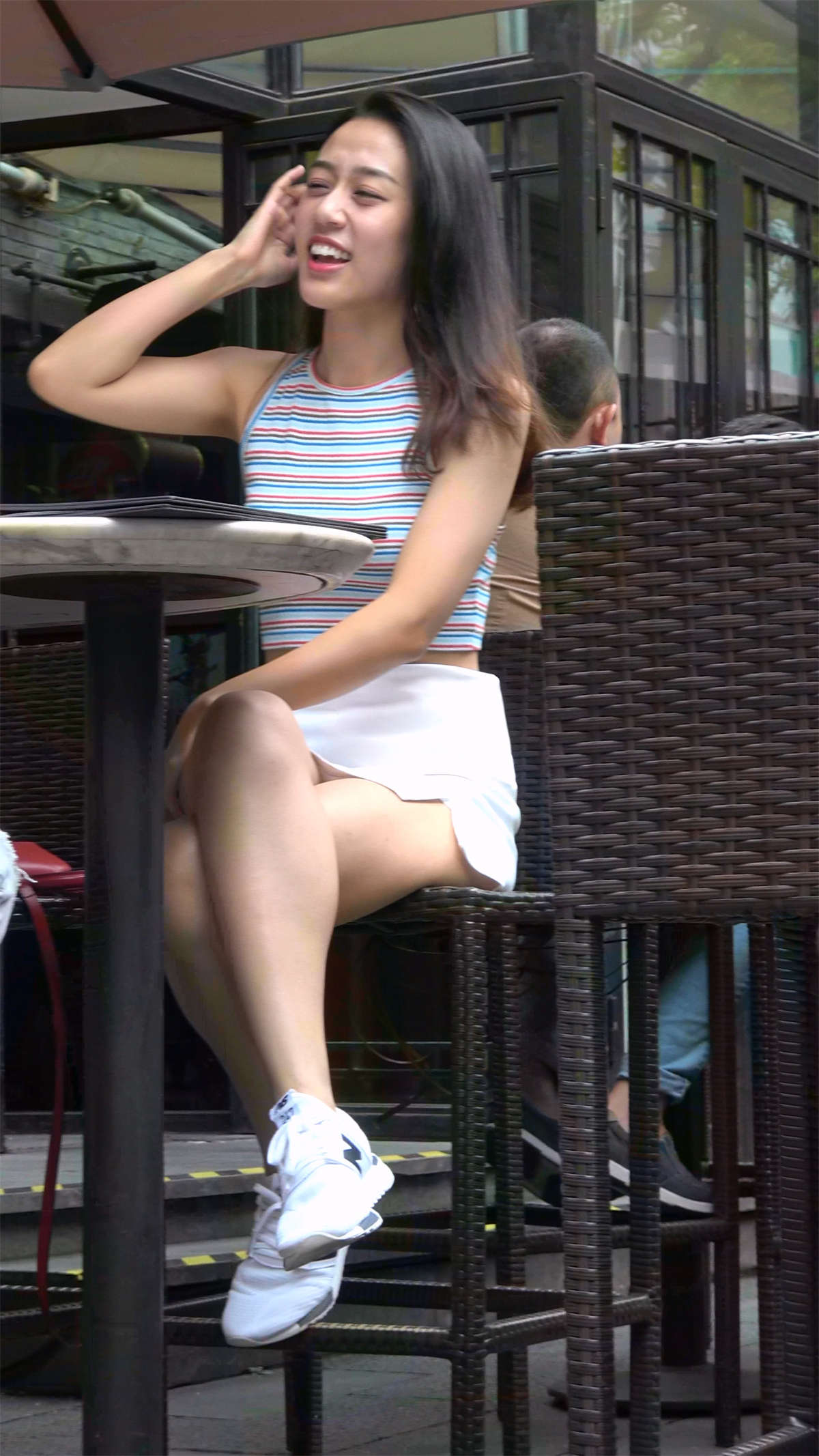 图片[2]-性感小蛮腰短裙美女-日更街拍