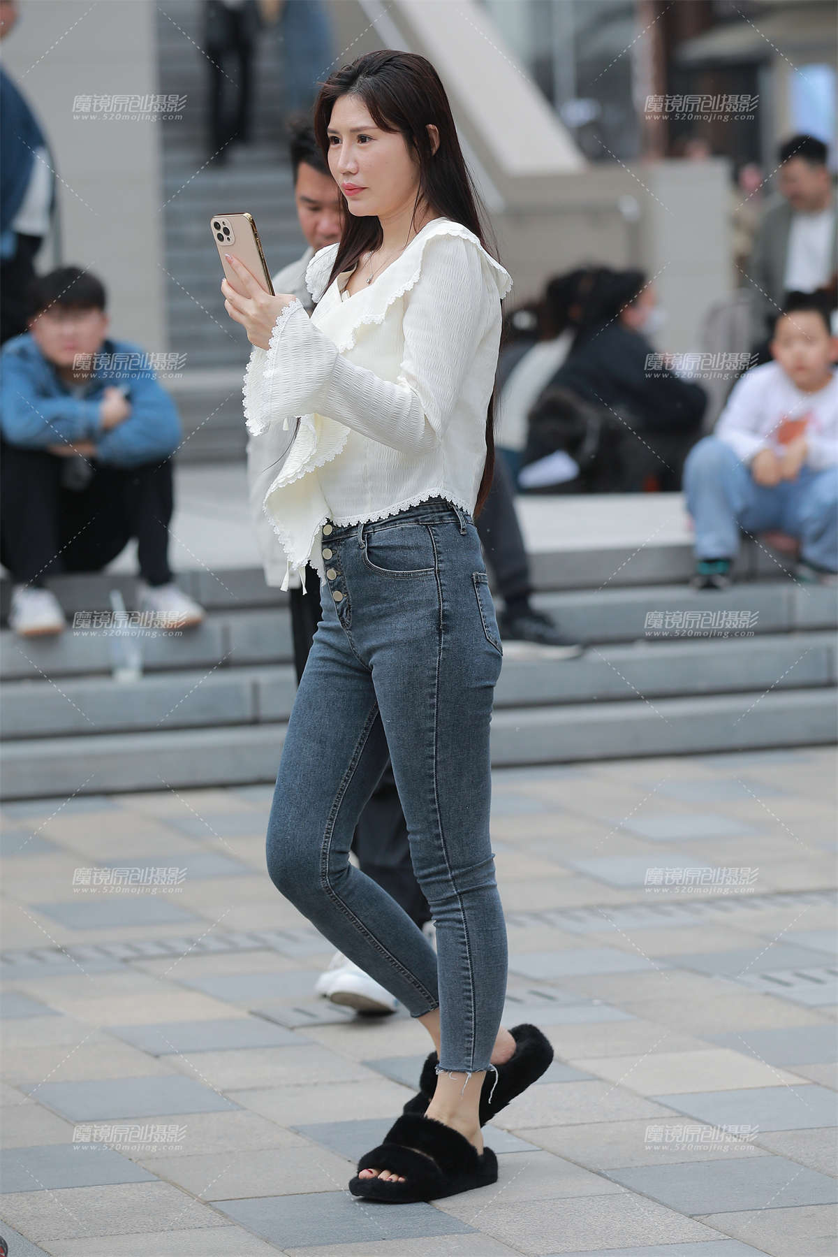 图片[2]-【玻璃街拍】紧身牛仔裤辣妈-日更街拍