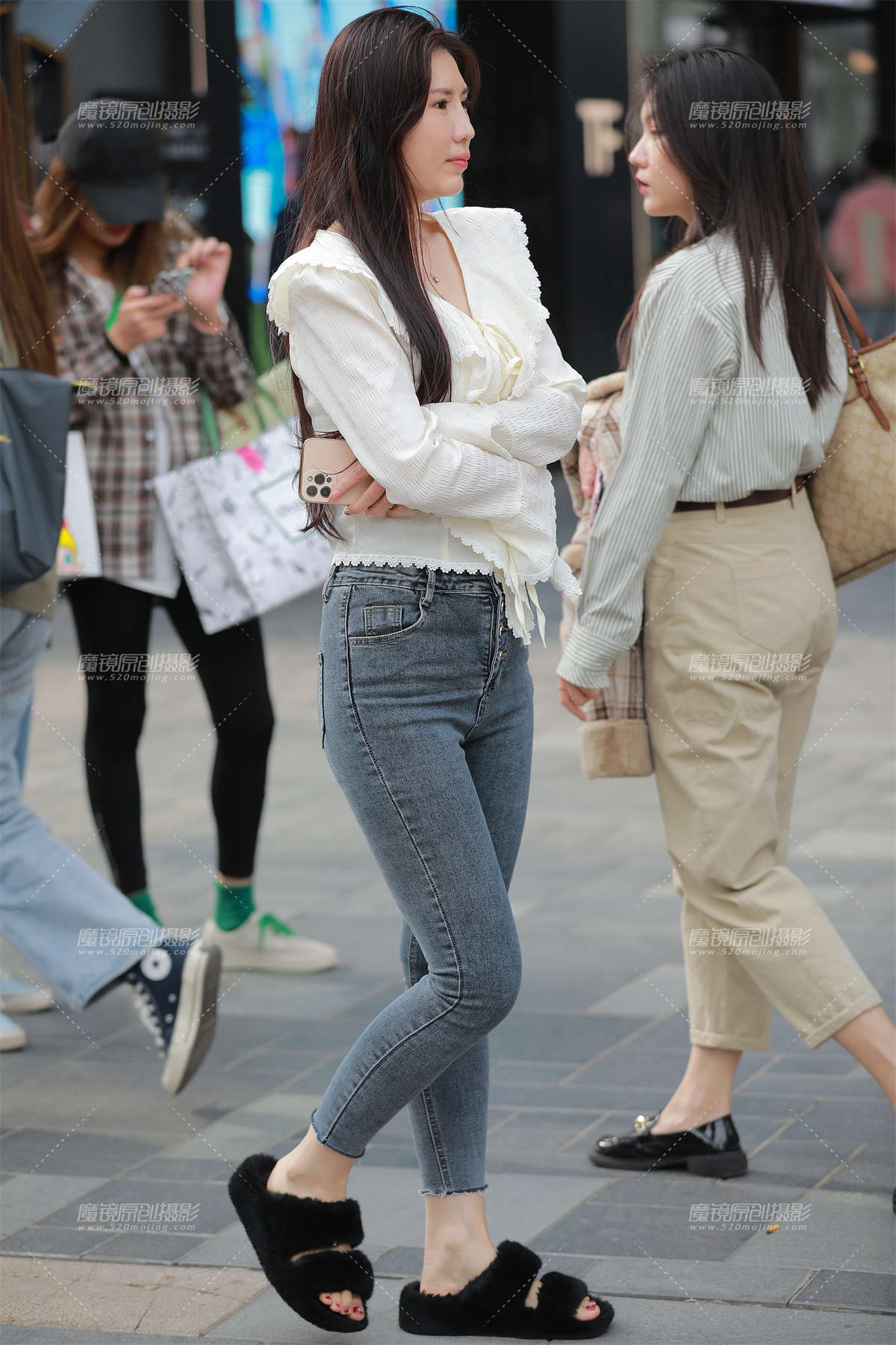 【玻璃街拍】紧身牛仔裤辣妈-日更街拍