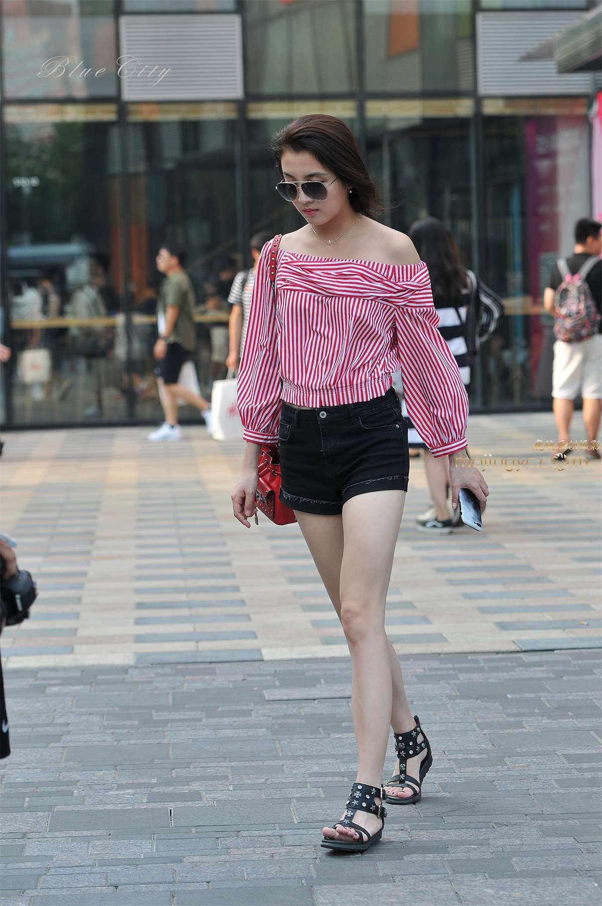 气质颇佳的美女-日更街拍