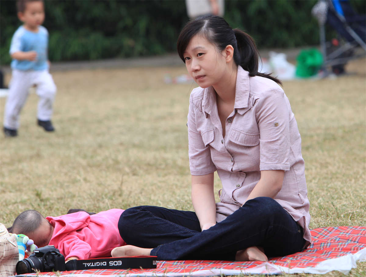 踏青公园街拍系列No.1364 丝袜够薄，才可称为女人的第二肌肤-日更街拍