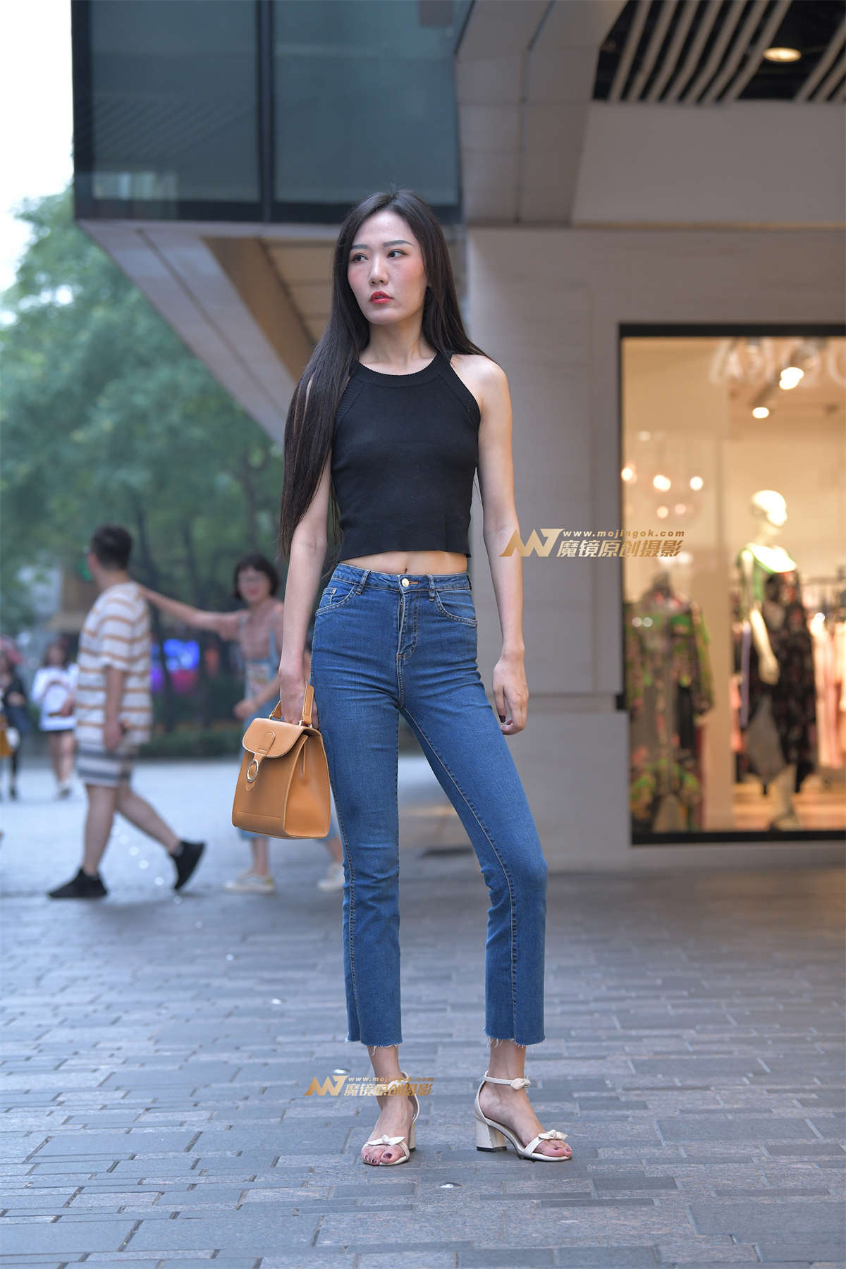 【街拍之魂赛帖】眼神酷酷的美女-日更街拍