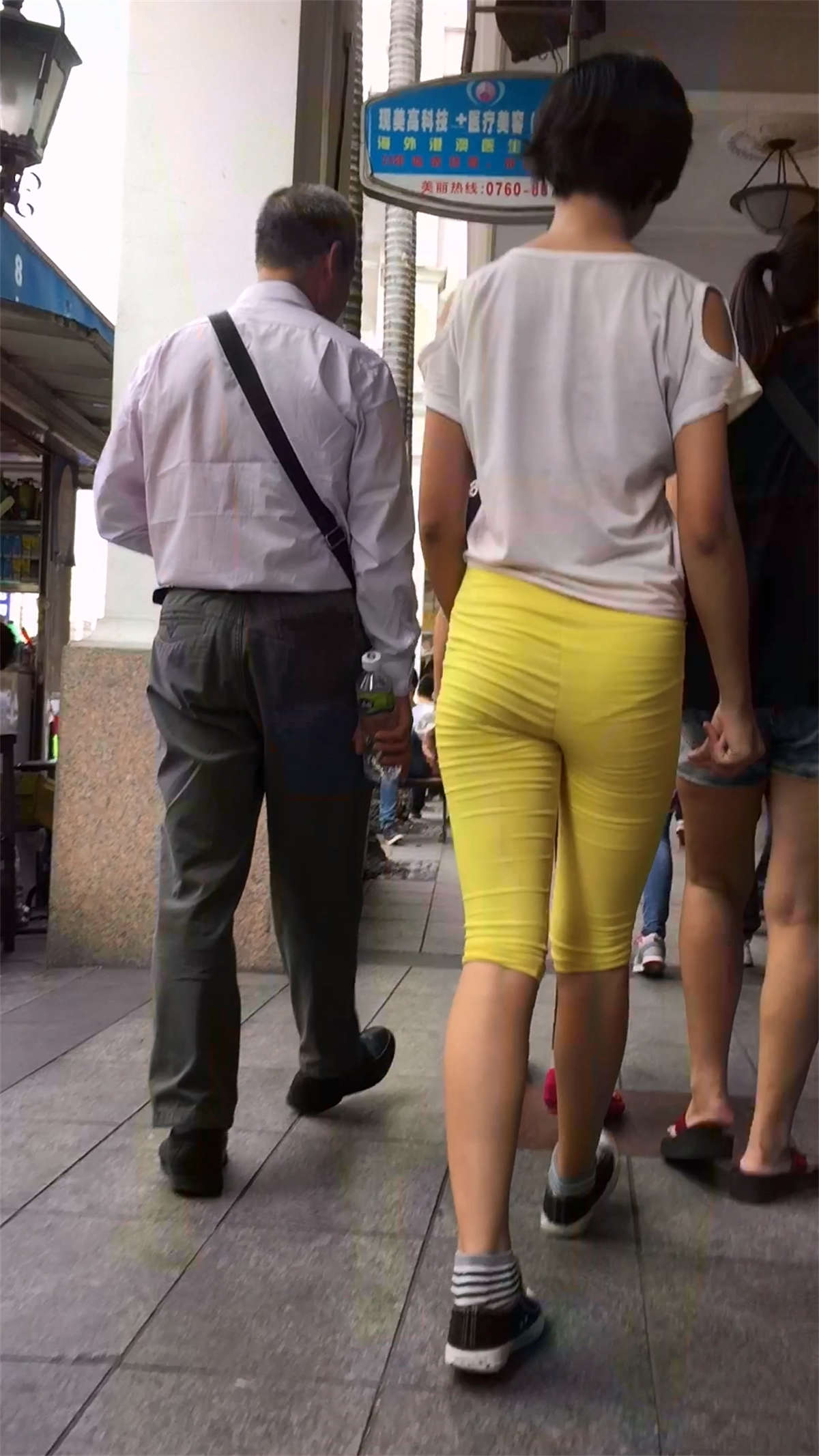 图片[2]-白T恤黄色超级紧身裤好身材美女-日更街拍