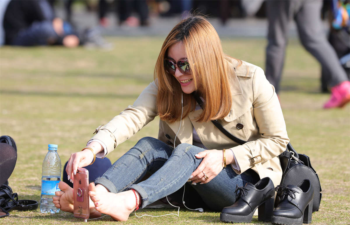 图片[2]-踏青公园街拍系列No.1147 高颜值妹子脱鞋用脚夹手机自拍，如此美景当然要全程记录 第1套-日更街拍