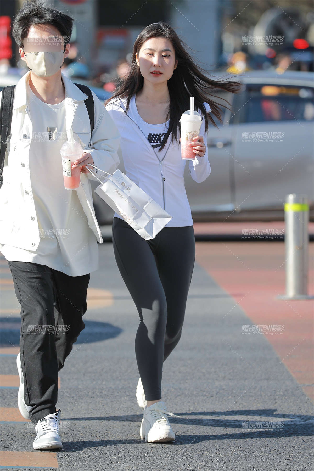 图片[2]-【玻璃街拍】紧身瑜伽裤美女-日更街拍