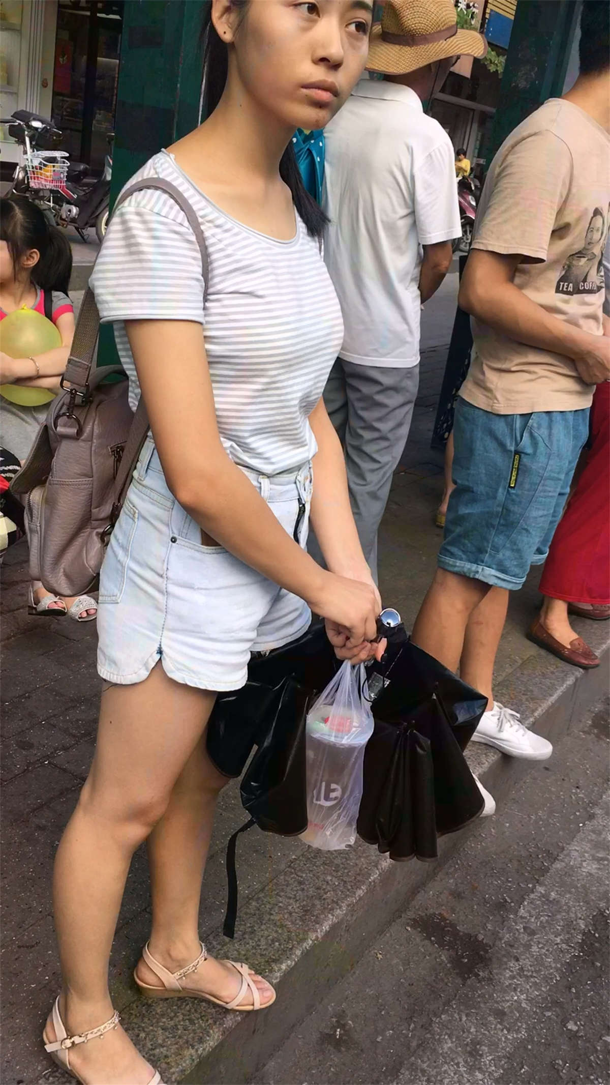 等公交车的条纹T恤牛仔热裤小妹-日更街拍