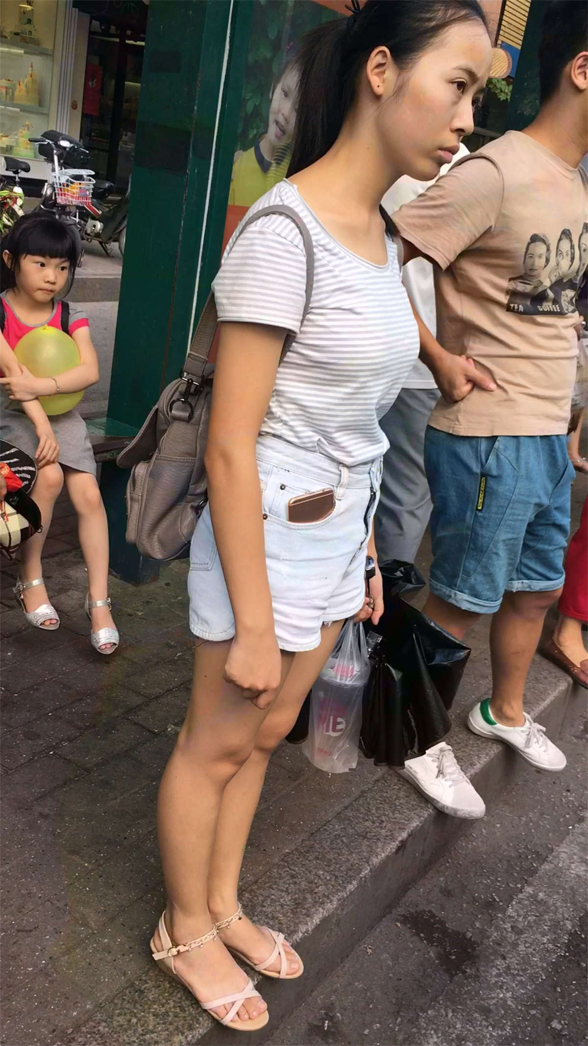 图片[2]-等公交车的条纹T恤牛仔热裤小妹-日更街拍