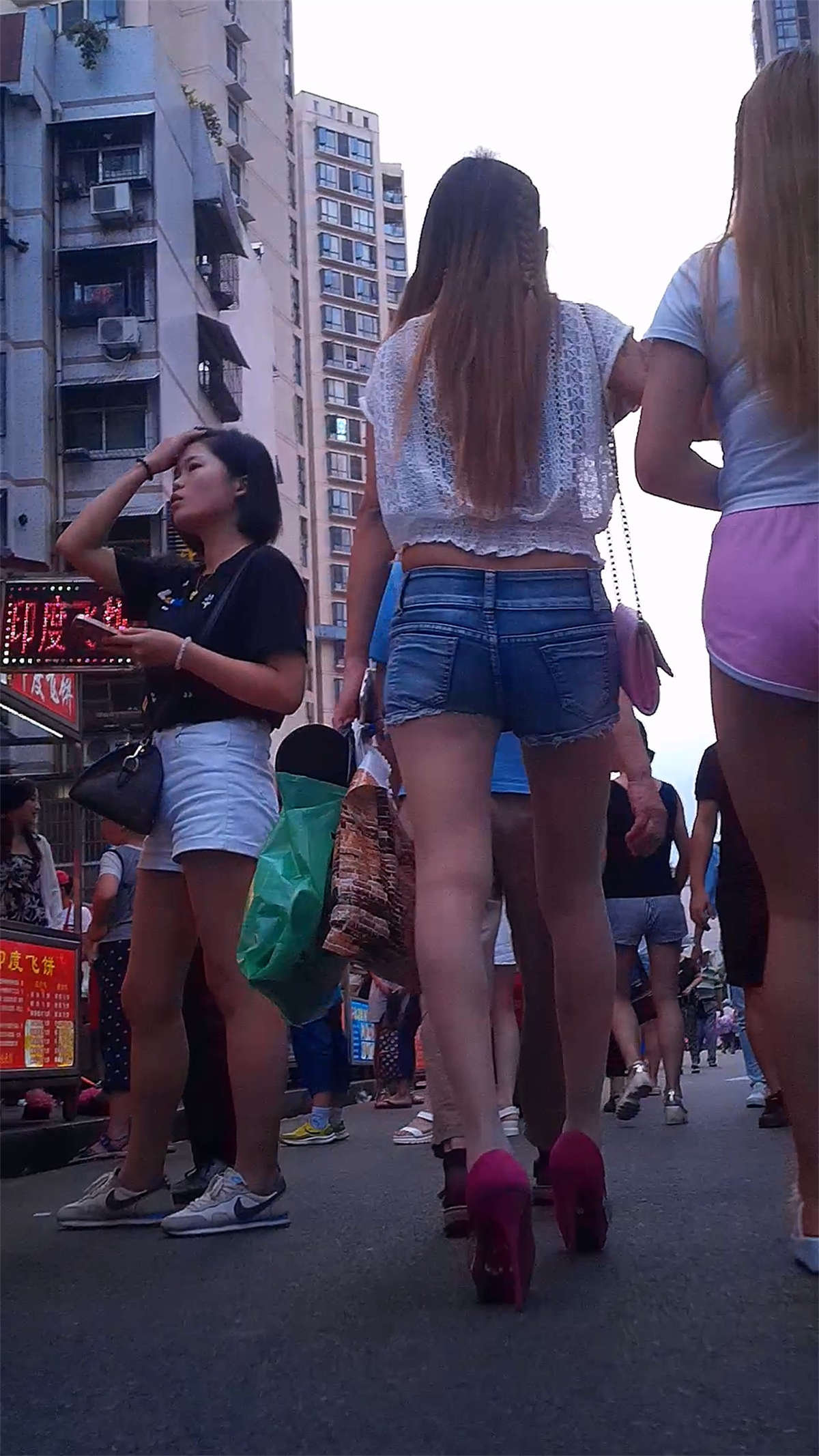 两个高挑美女买小吃-日更街拍