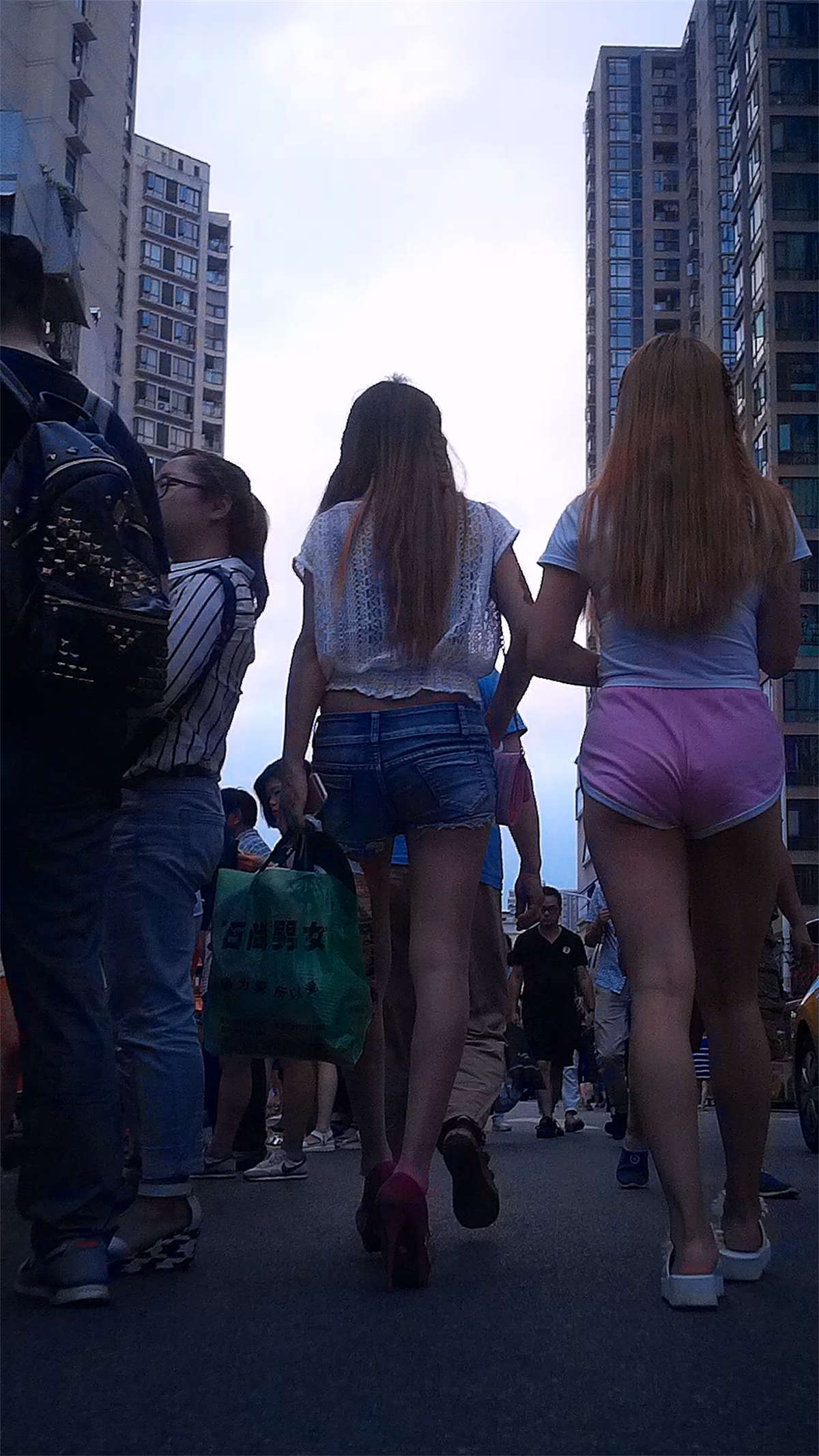 图片[2]-两个高挑美女买小吃-日更街拍