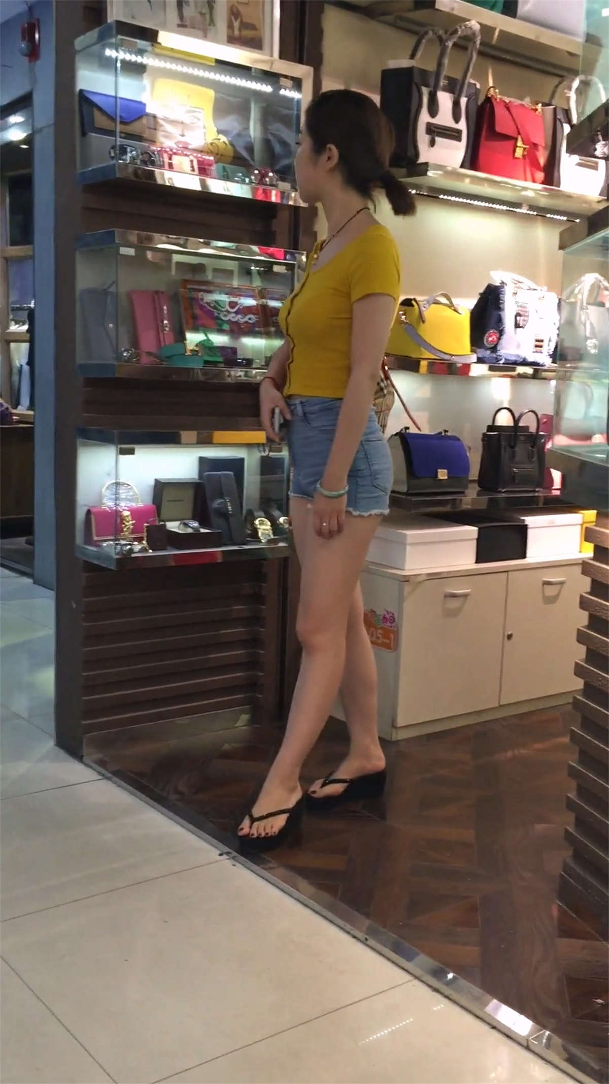 上身桔黄超紧短牛-日更街拍