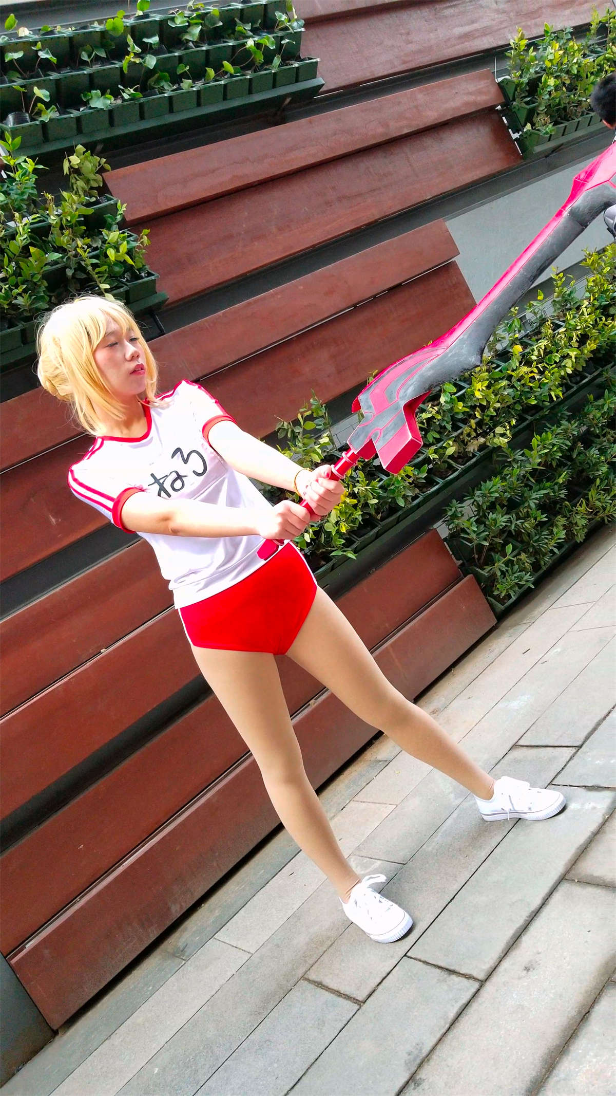 图片[2]-红色短裤黄发cosplay的二次元青春少女-日更街拍