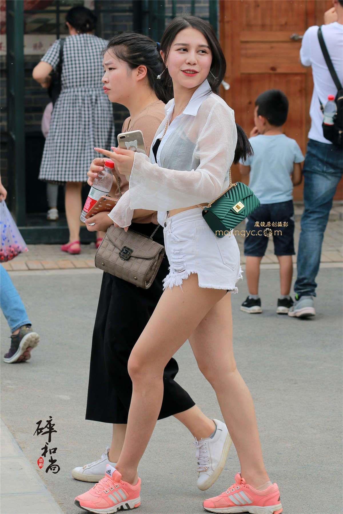 图片[2]-黑的内热裤月牙长腿-日更街拍