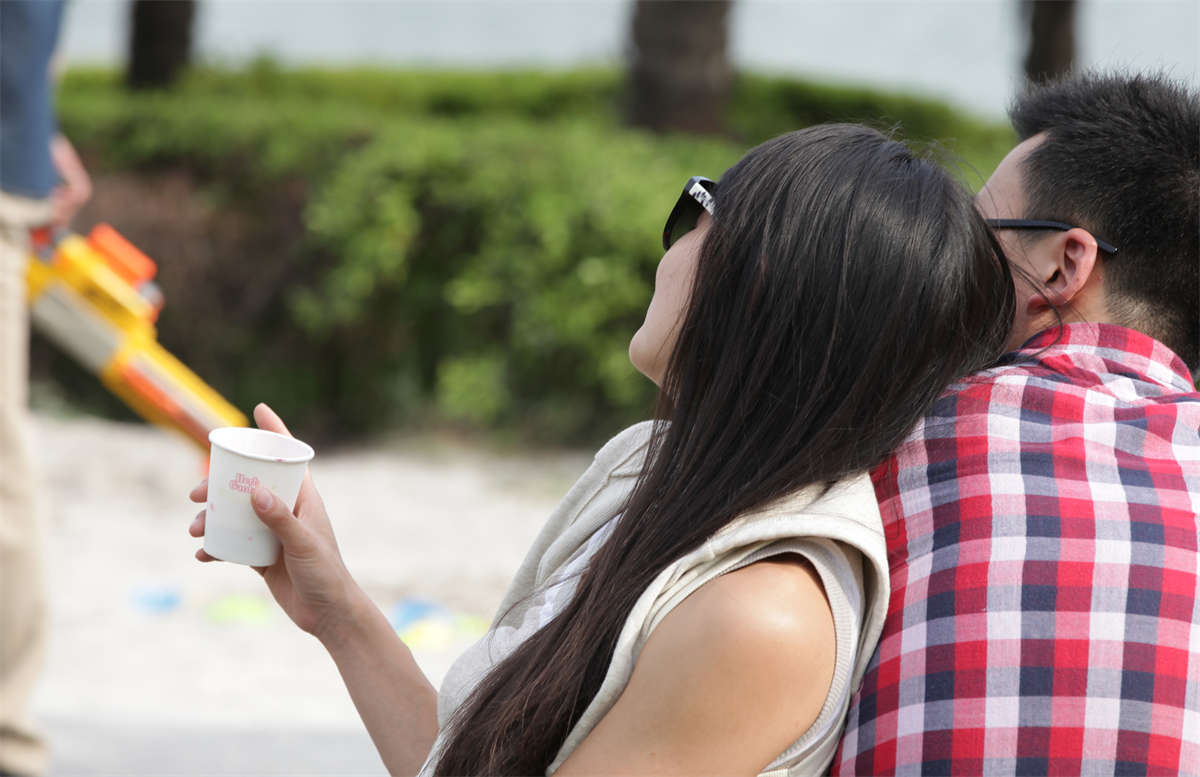 图片[2]-踏青公园街拍系列No.10 黑超靓妹的素足一双-日更街拍