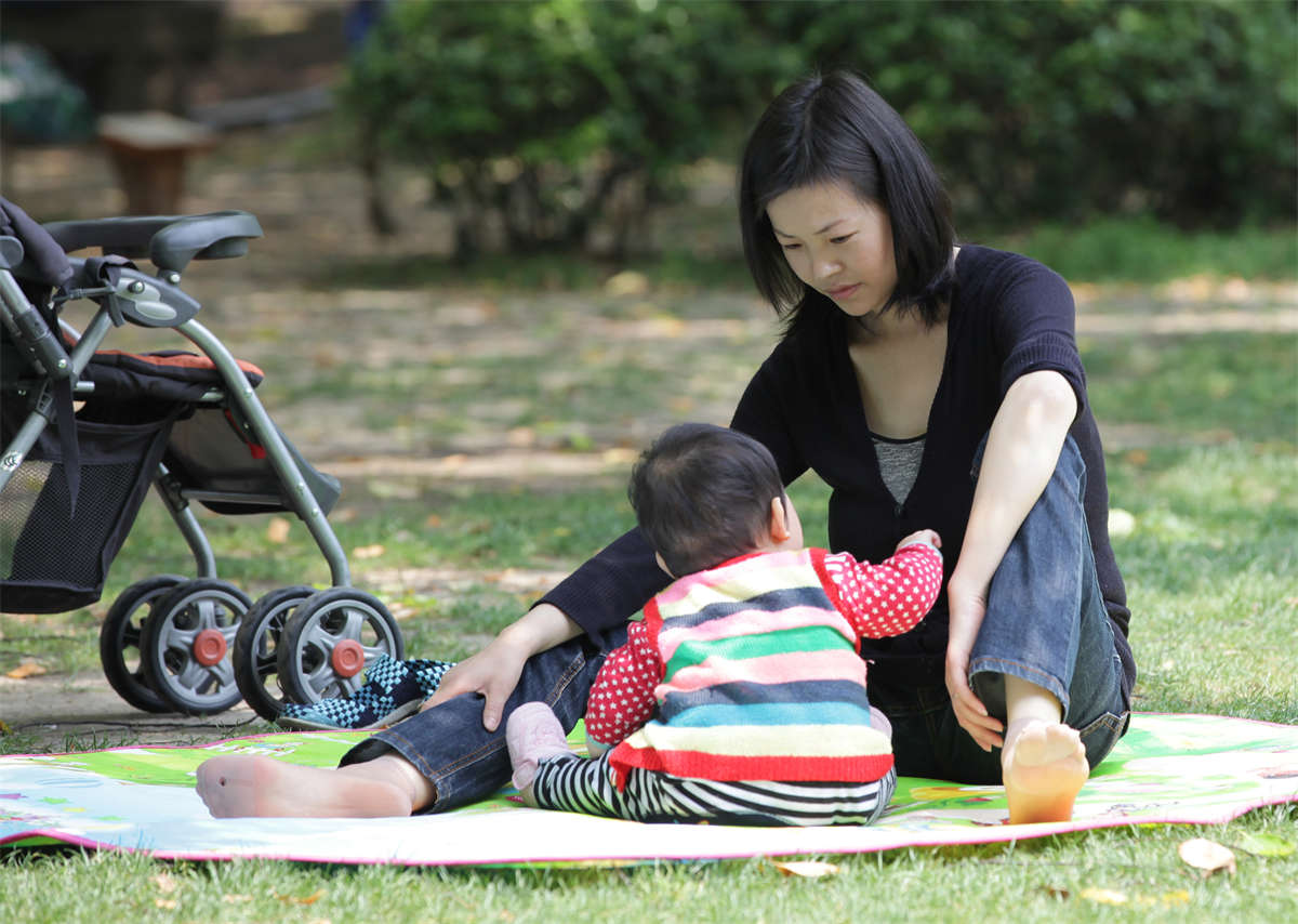 踏青公园街拍系列No.1365 两次遇到她，成就今夏短肉丝大套-日更街拍