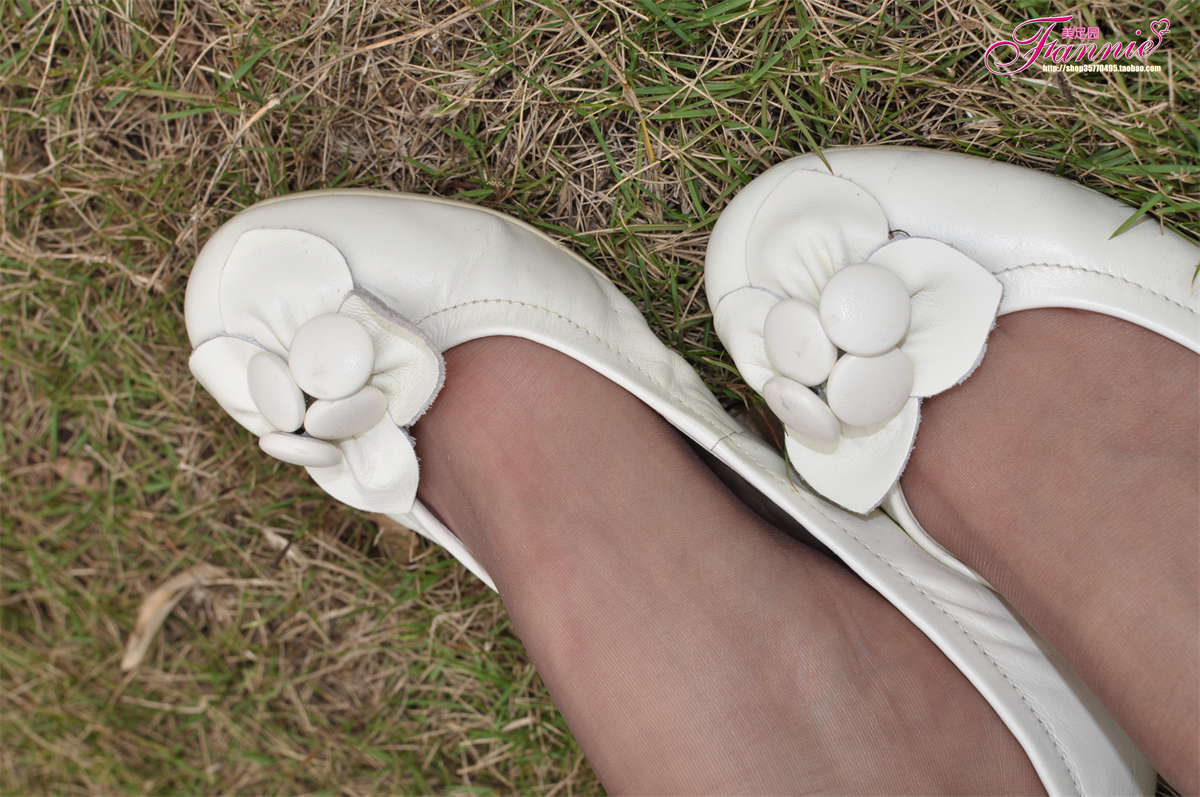 图片[2]-Fannie芬妮美足园NO.75 触摸阳光（白色船鞋灰丝）-日更街拍