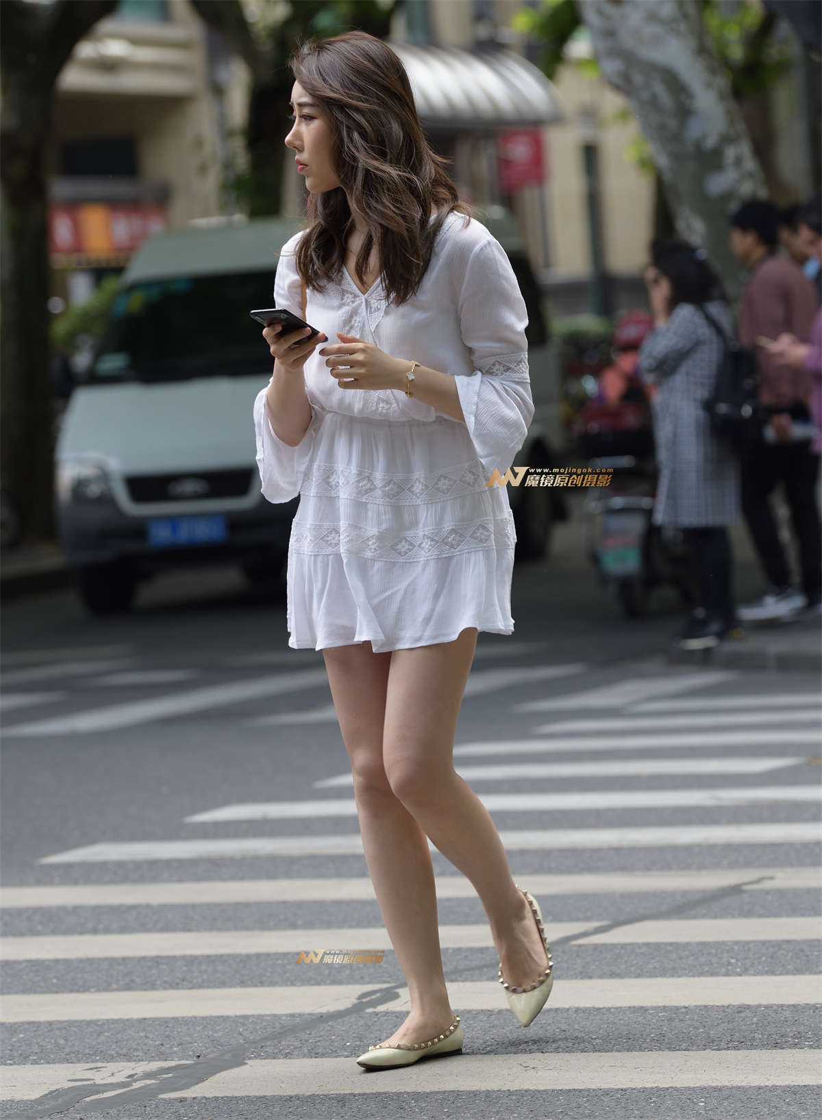 图片[2]-有点傲娇的白裙妹子-日更街拍
