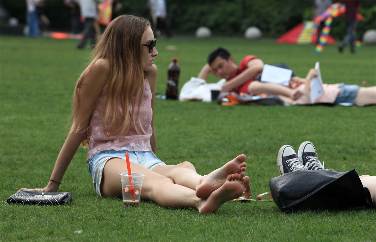 图片[2]-踏青公园街拍系列No.1148 高颜值金发洋妞逆天长腿配极品素足-日更街拍