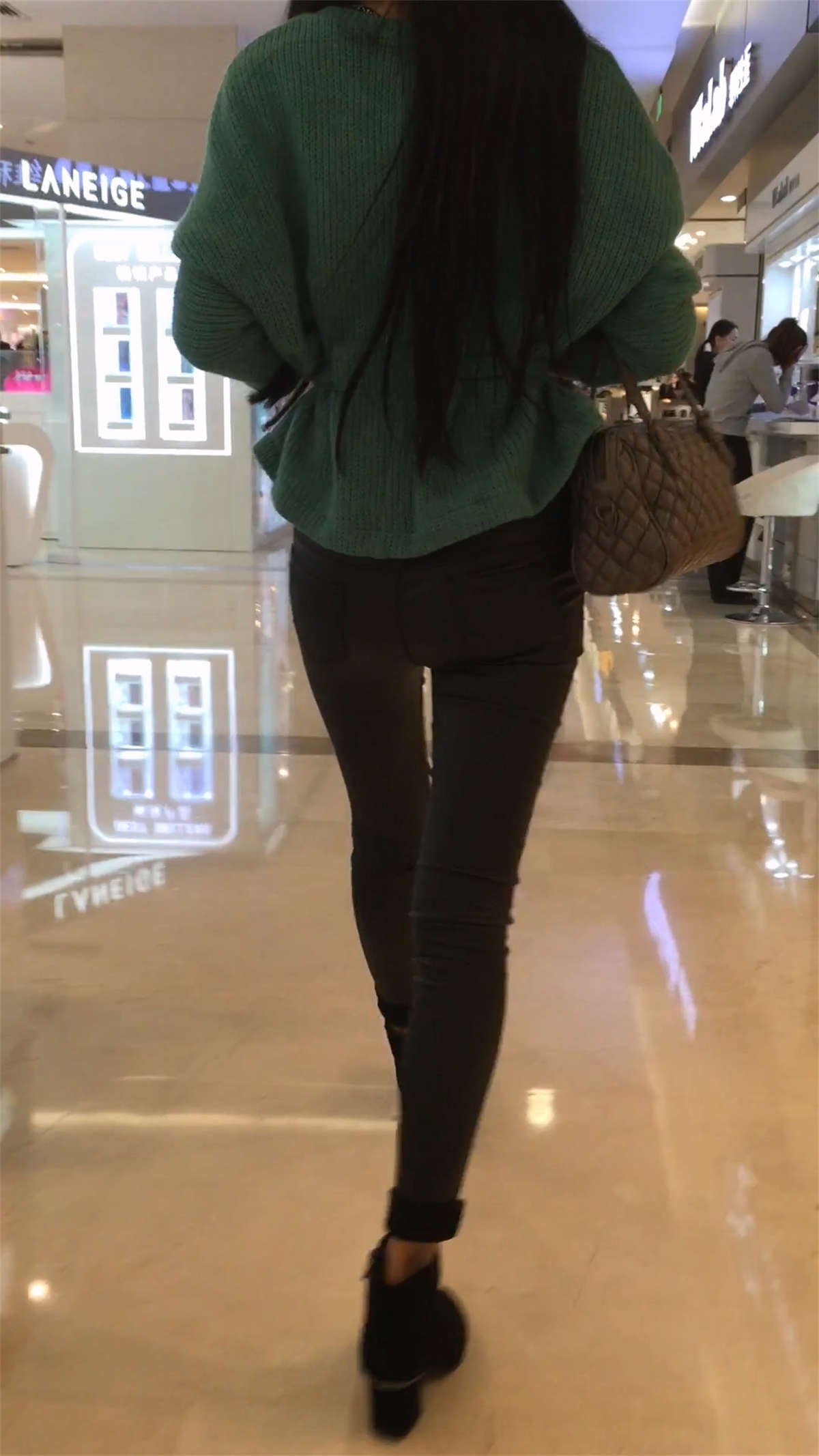 图片[2]-上身绿衣的皮裤-日更街拍