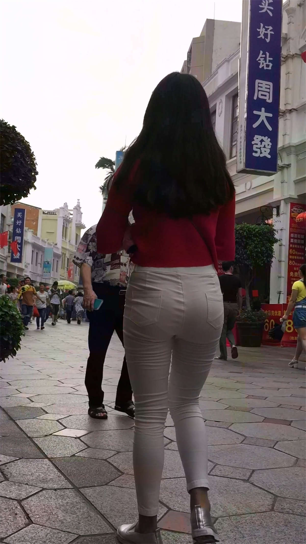 红衣紧身白裤翘臀极品美臀-日更街拍