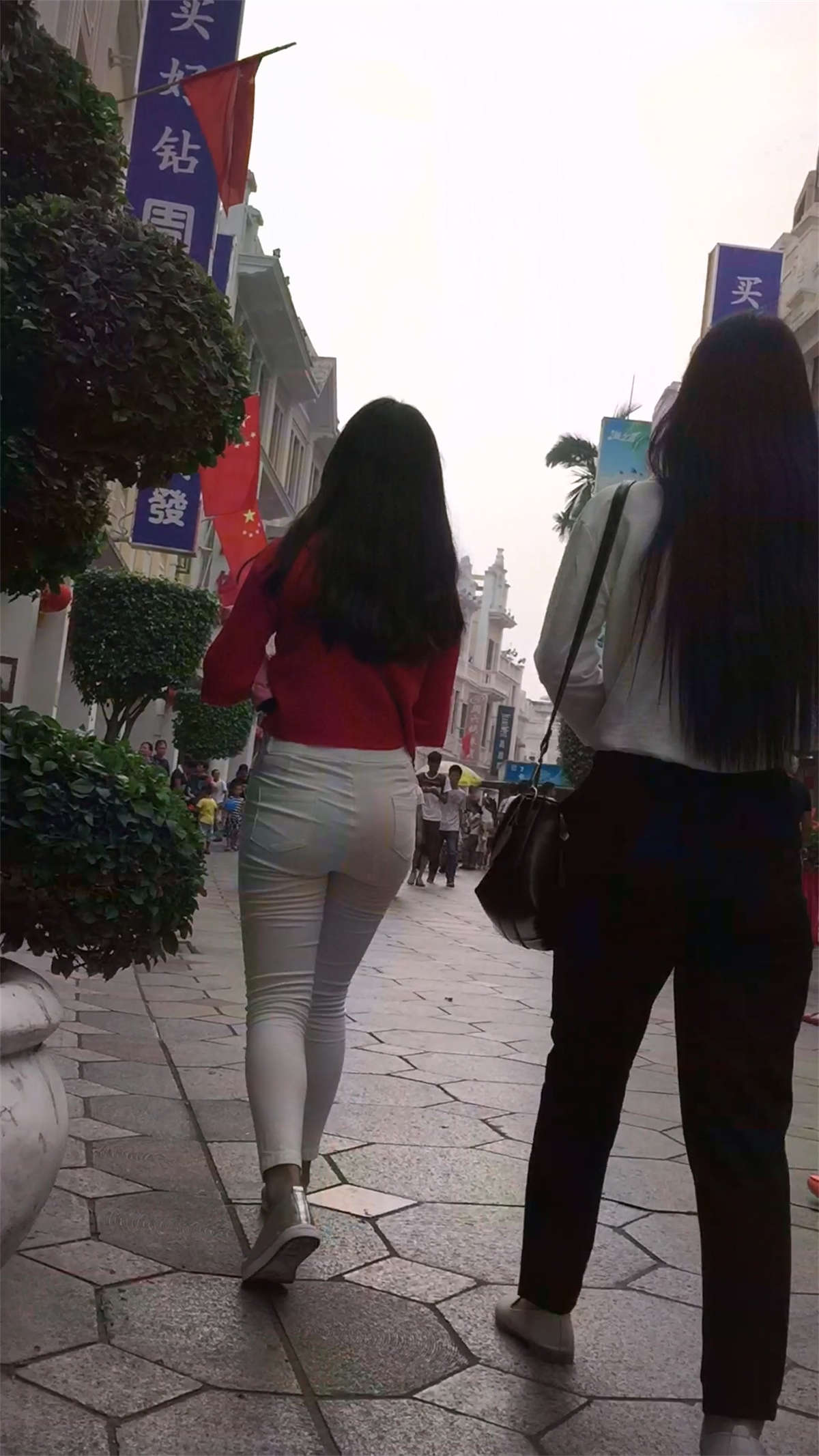 图片[2]-红衣紧身白裤翘臀极品美臀-日更街拍