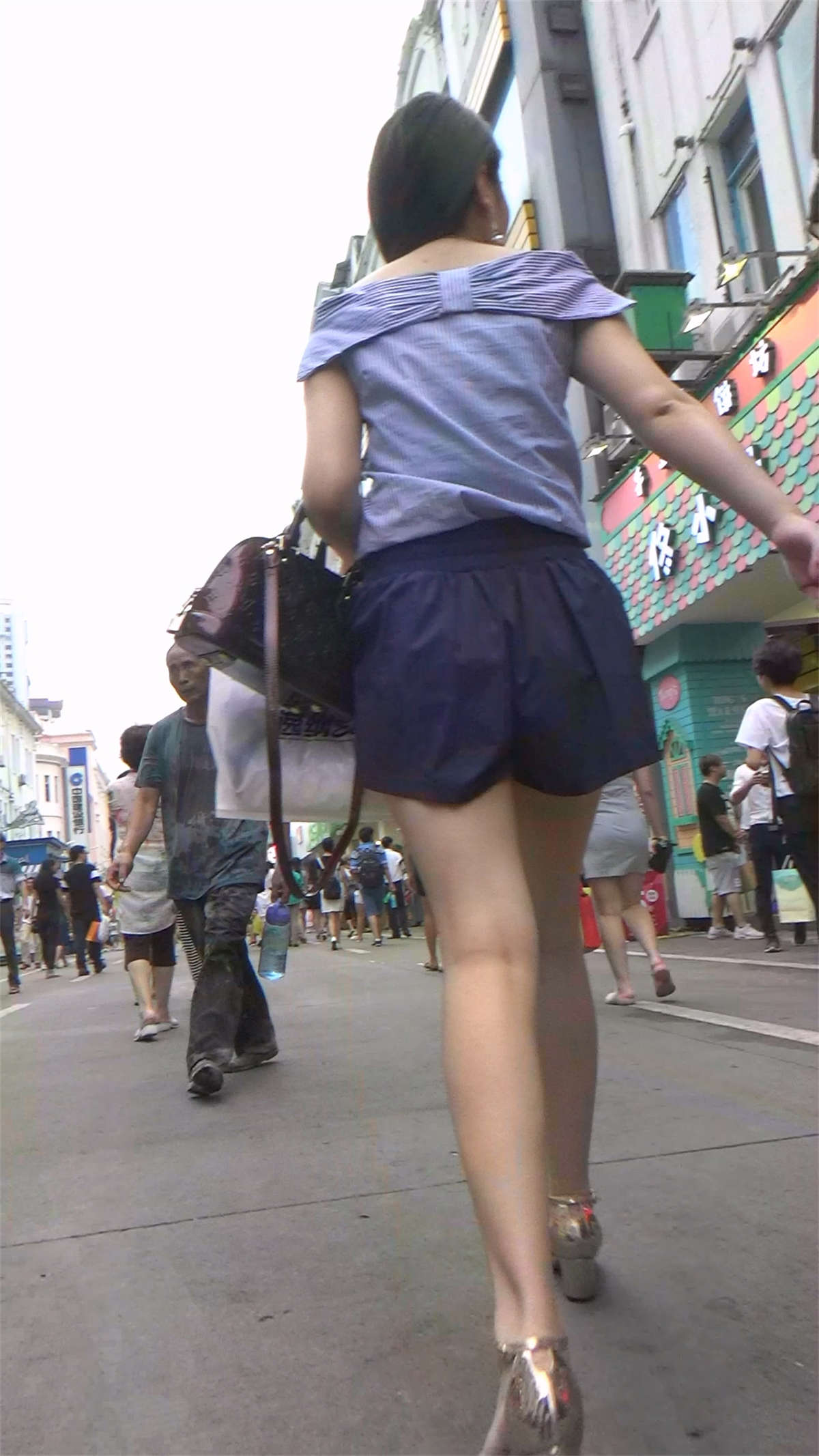 图片[2]-短裙美腿知性大姐姐-日更街拍