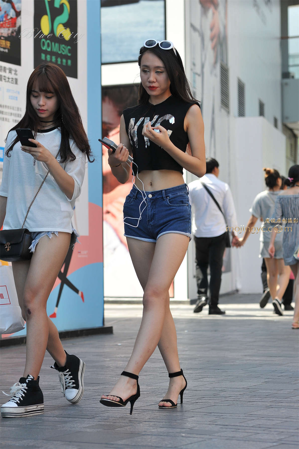 热裤大长腿-日更街拍