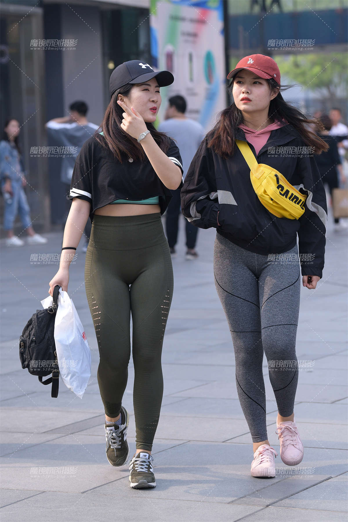 【街拍之魂赛帖】两个逛街的紧身裤-日更街拍