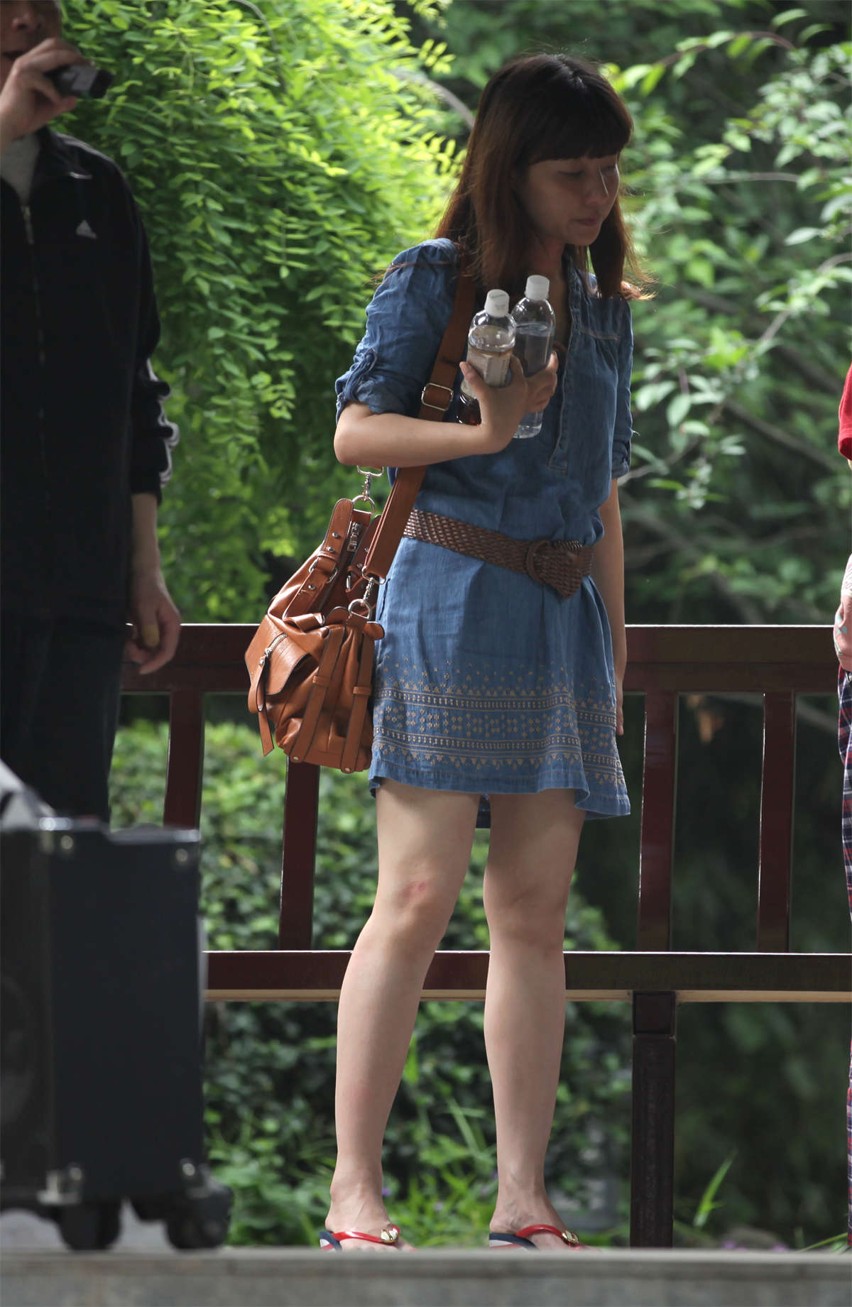 图片[2]-踏青公园街拍系列No.1366 为了拍到这双长椅艳足，费尽了心机-日更街拍