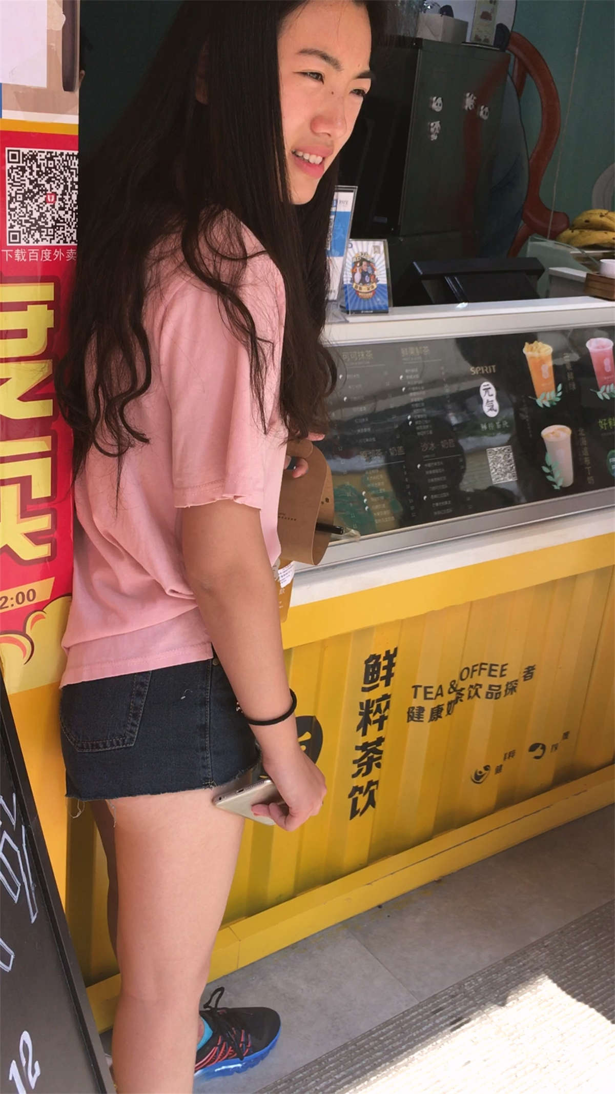 热裤小靓妹-日更街拍