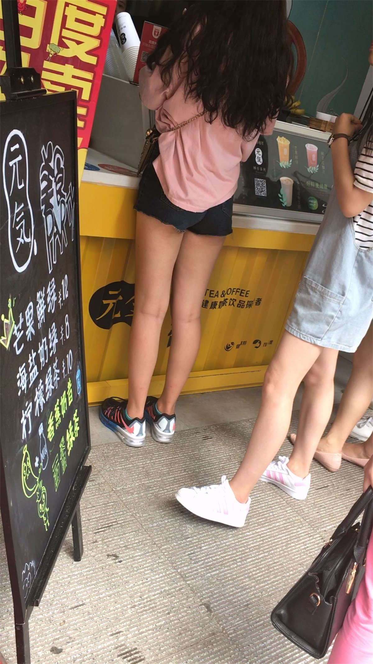 图片[2]-热裤小靓妹-日更街拍