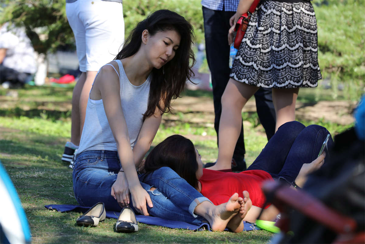 图片[2]-踏青公园街拍系列No.90 该说不说，还得靠保养-日更街拍