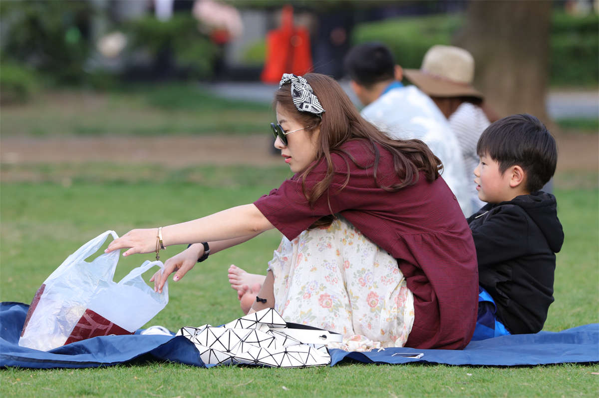 图片[2]-踏青公园街拍系列No.1342 带上墨镜就能与少女一争风采的少妇五彩艳足，你愿意错过？ 第2套-日更街拍