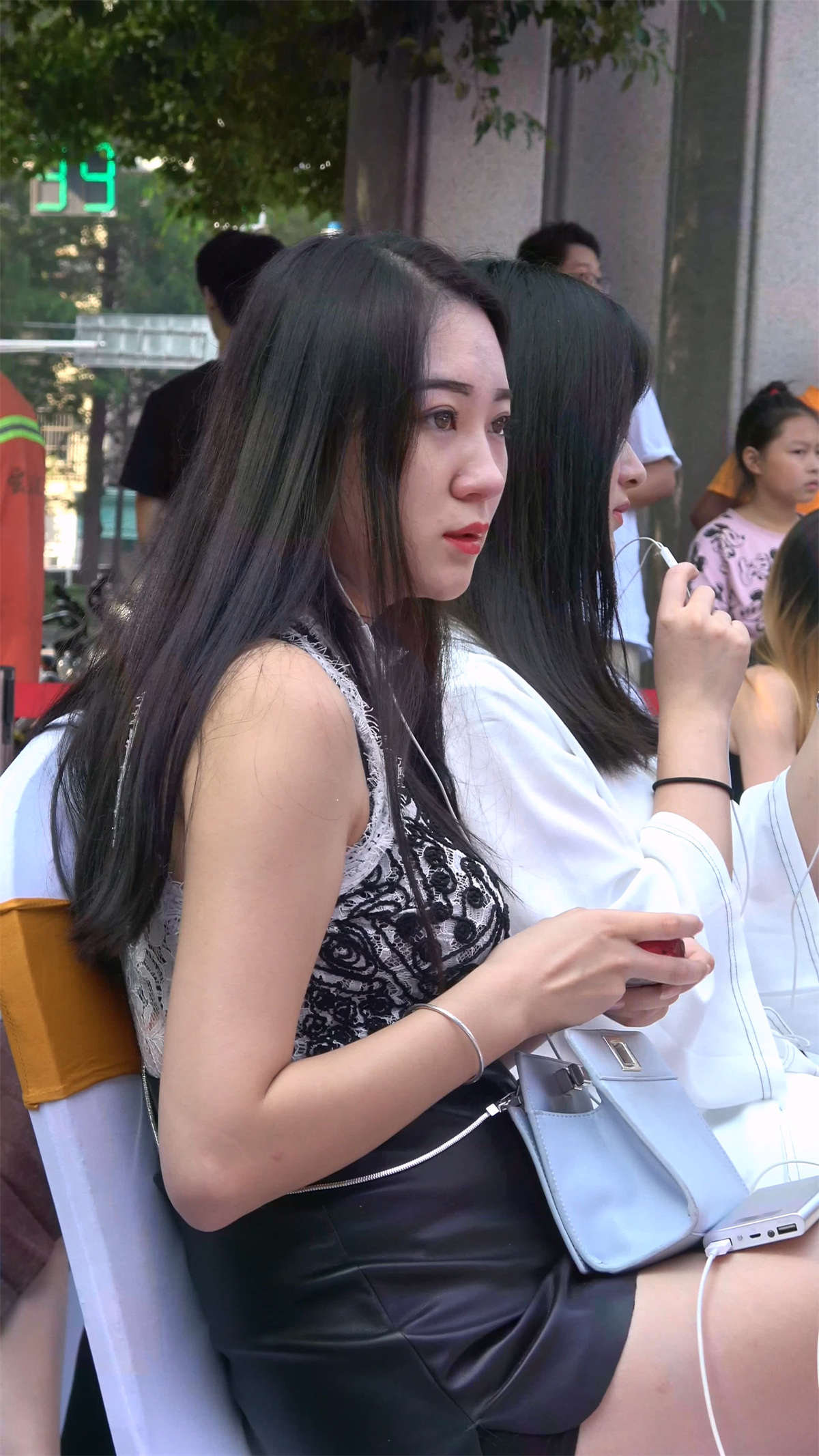 图片[2]-极品皮裙性感美女-日更街拍