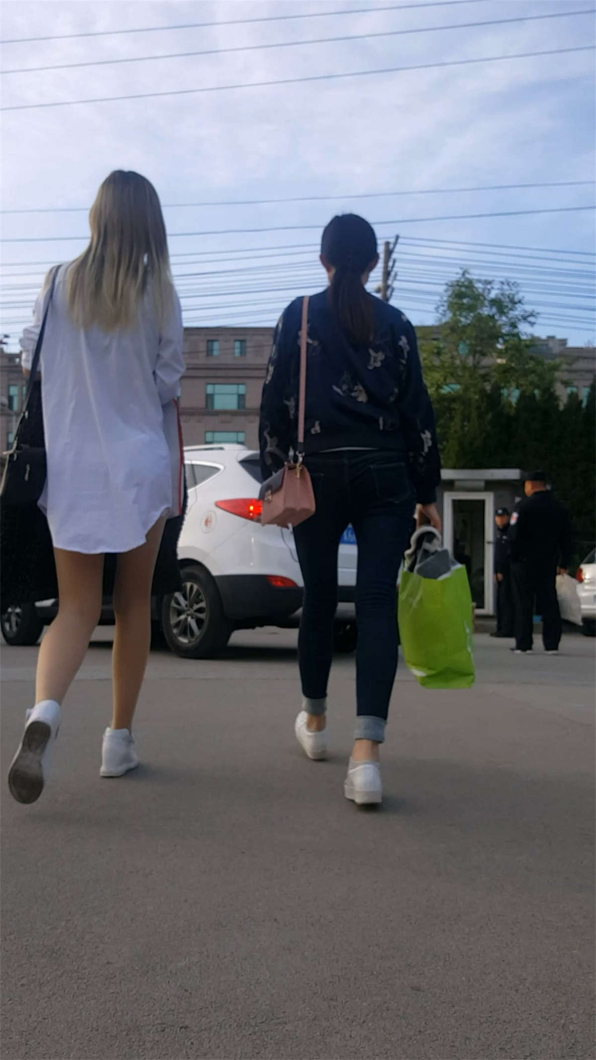 图片[2]-长腿牛仔裤美女-日更街拍