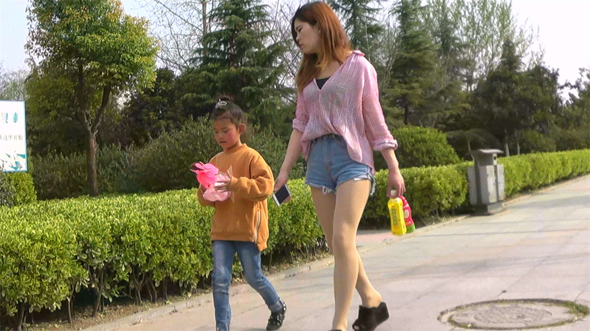 图片[2]-粉色衬衫热裤肉丝美腿少妇-日更街拍