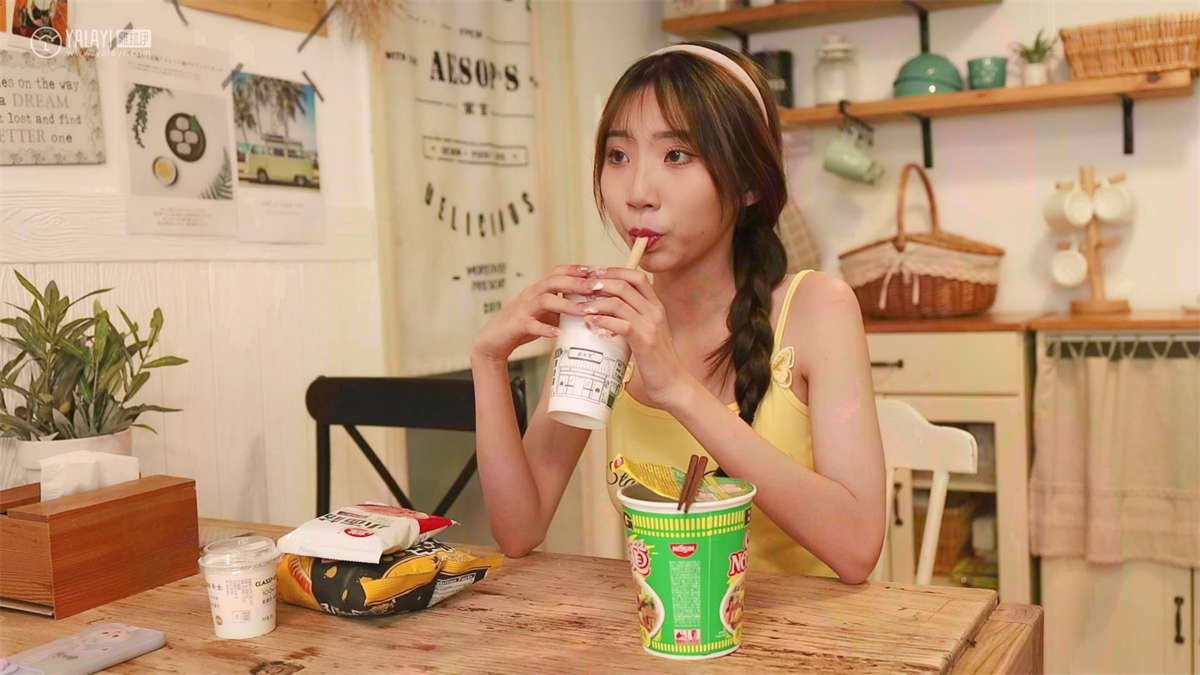 图片[2]-YALAYI雅拉伊视频 2020.11.27 V152 青涩回忆 小乔-日更街拍