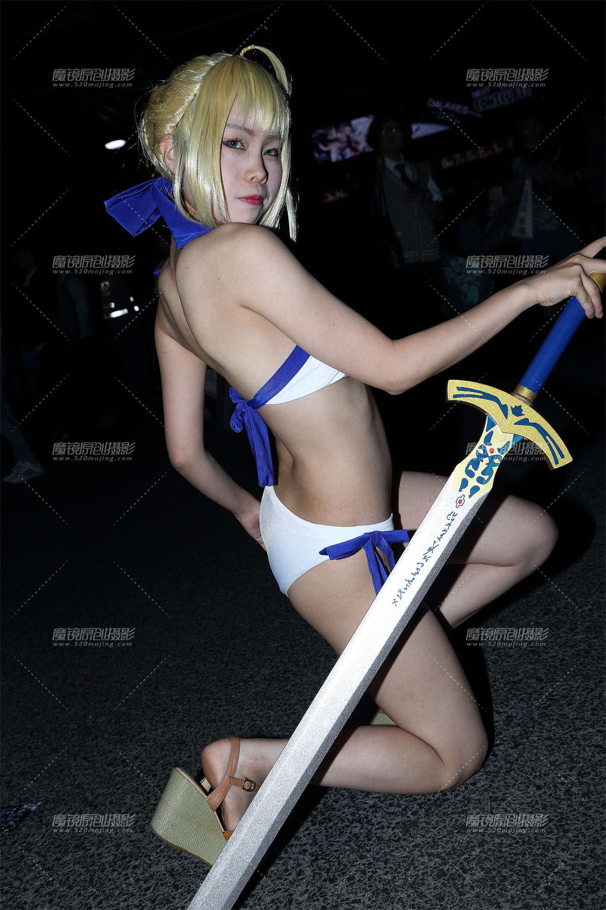 图片[2]-拿着长剑的比基尼Coser-日更街拍