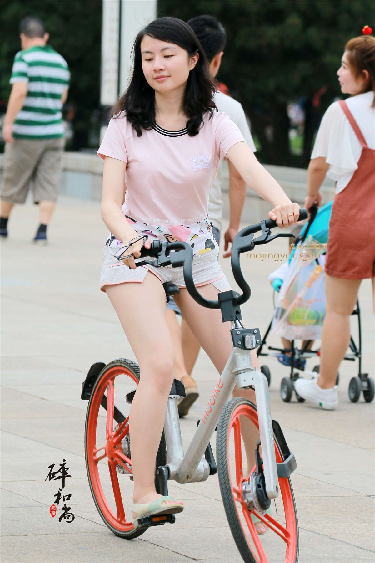 骑单车的短裤小姑娘-日更街拍